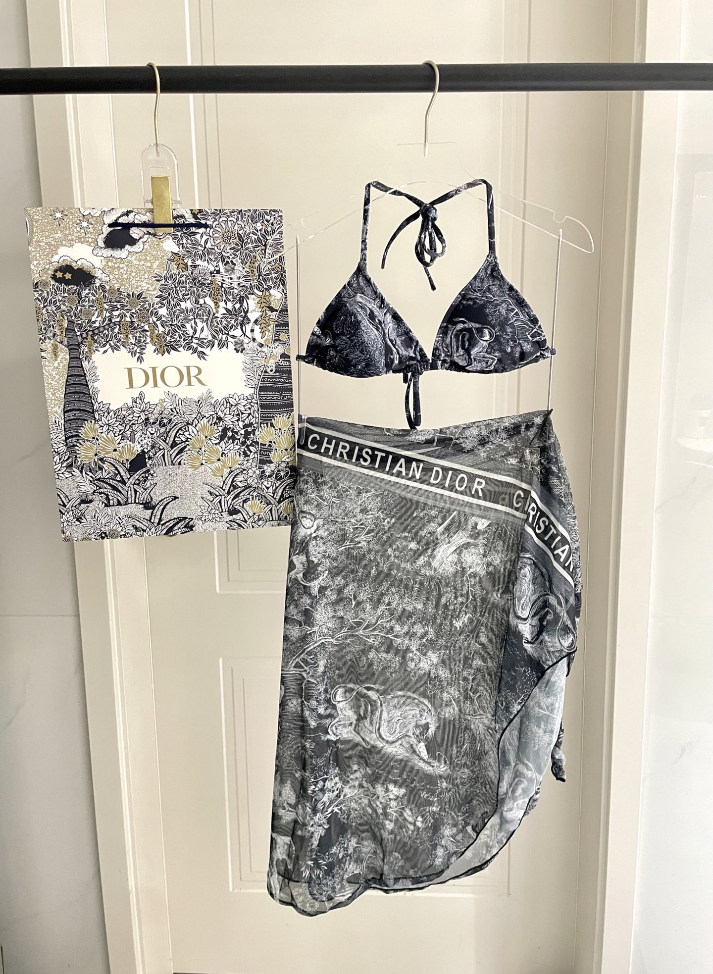 迪奥新款三件套 动物印花专柜新款（带胸垫）😍🥰适合多种场景的游泳衣🏊‍♀️海边 游泳池 温泉 水上乐园 