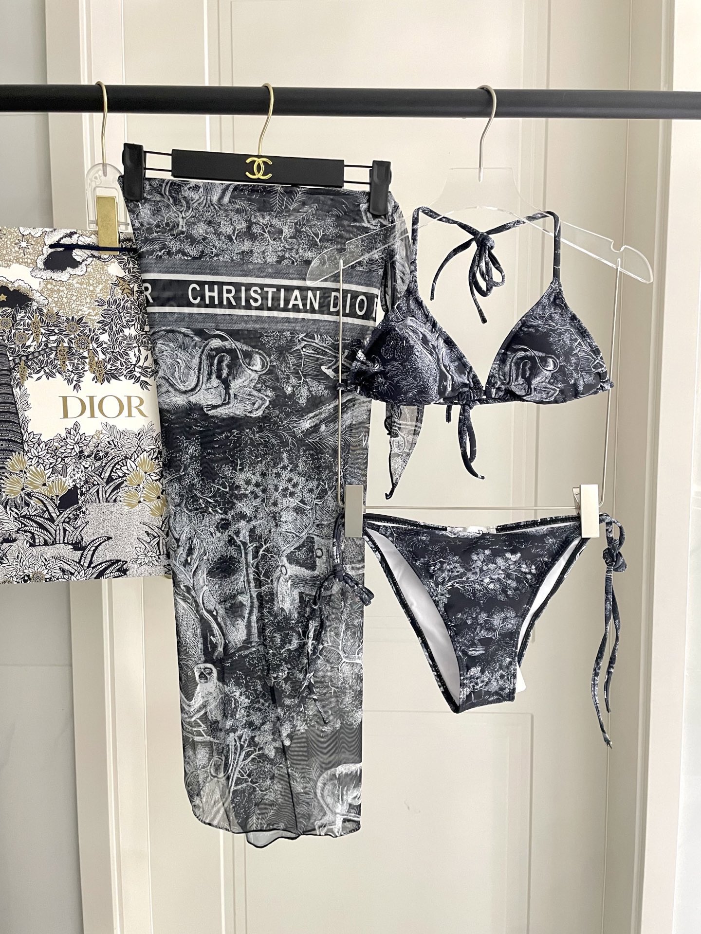 迪奥新款三件套 动物印花专柜新款（带胸垫）😍🥰适合多种场景的游泳衣🏊‍♀️海边 游泳池 温泉 水上乐园 