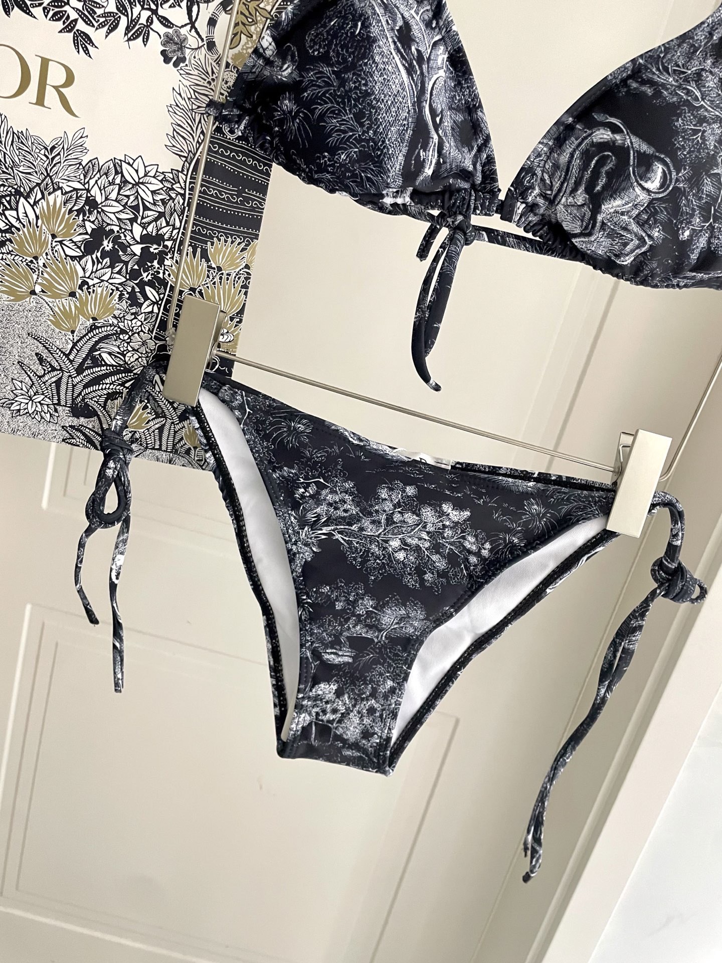 迪奥新款三件套 动物印花专柜新款（带胸垫）😍🥰适合多种场景的游泳衣🏊‍♀️海边 游泳池 温泉 水上乐园 