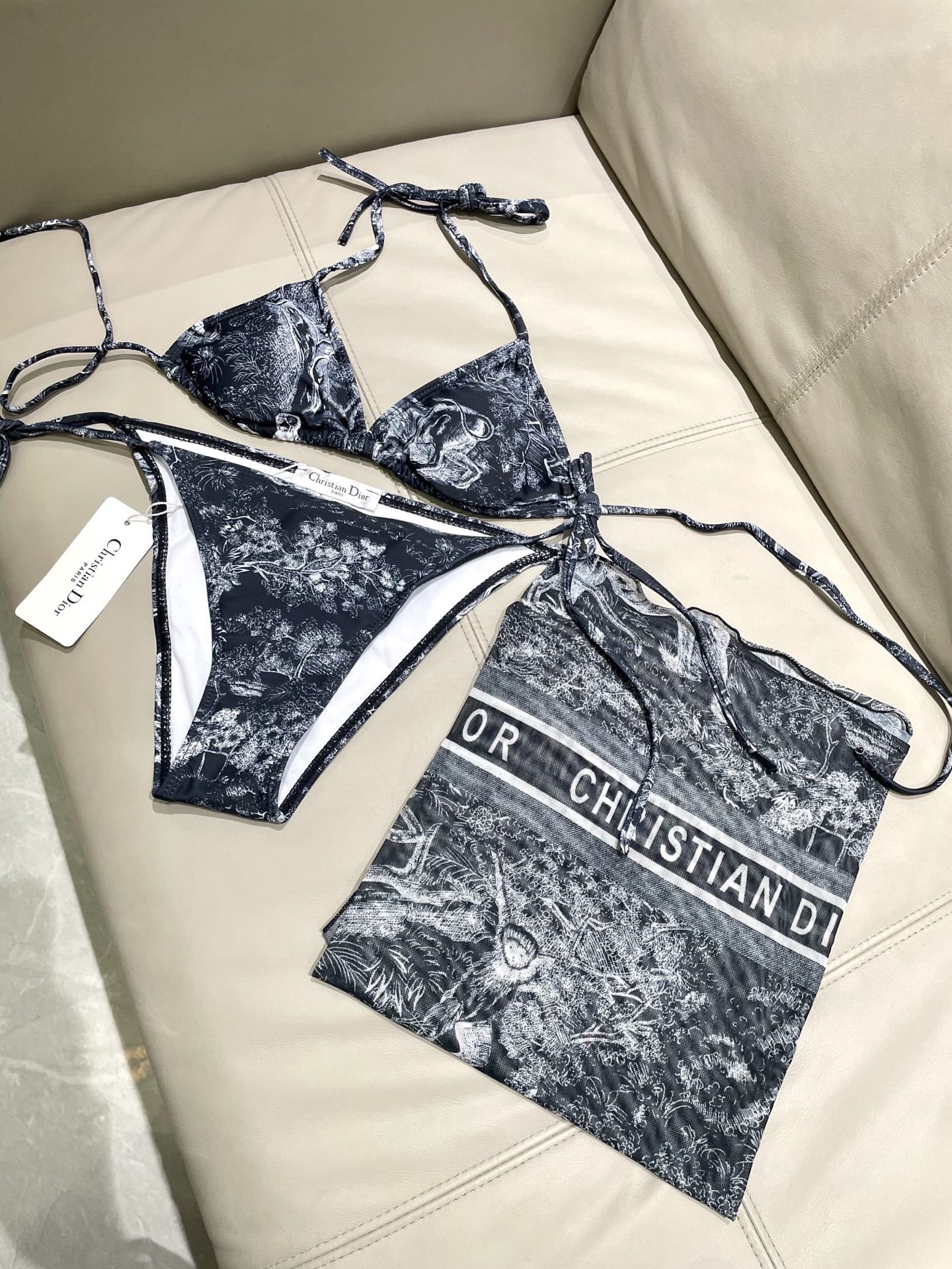 迪奥新款三件套 动物印花专柜新款（带胸垫）😍🥰适合多种场景的游泳衣🏊‍♀️海边 游泳池 温泉 水上乐园 