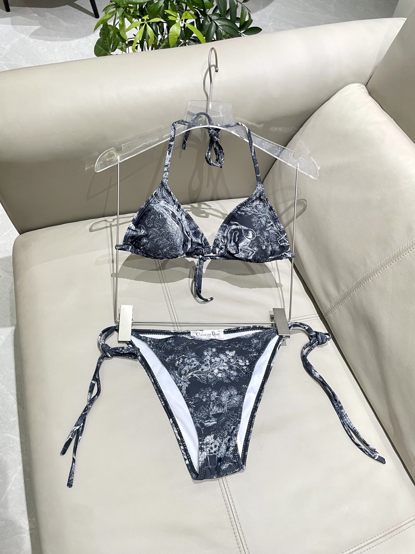 迪奥新款三件套 动物印花专柜新款（带胸垫）😍🥰适合多种场景的游泳衣🏊‍♀️海边 游泳池 温泉 水上乐园 