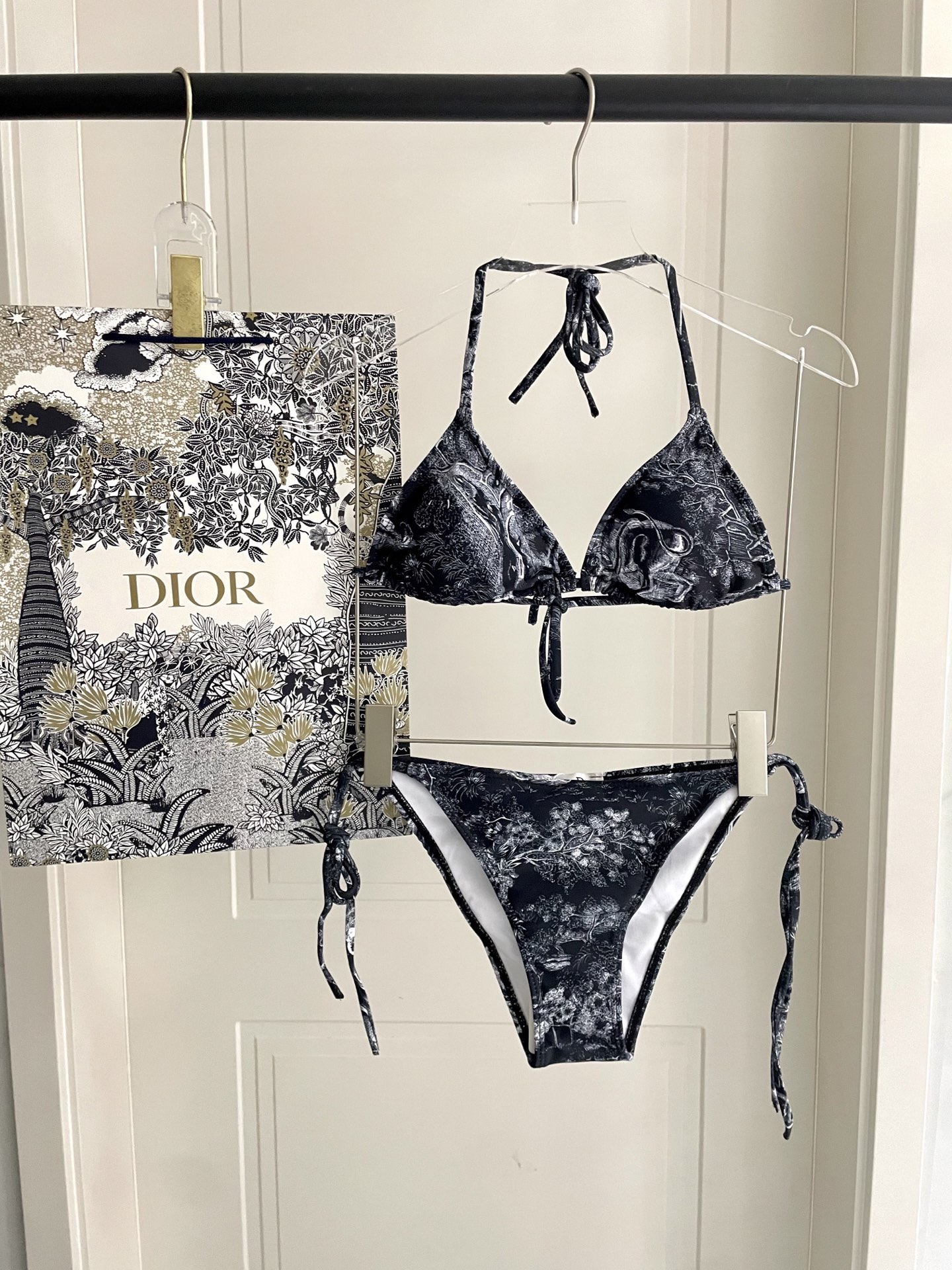 迪奥新款三件套 动物印花专柜新款（带胸垫）😍🥰适合多种场景的游泳衣🏊‍♀️海边 游泳池 温泉 水上乐园 