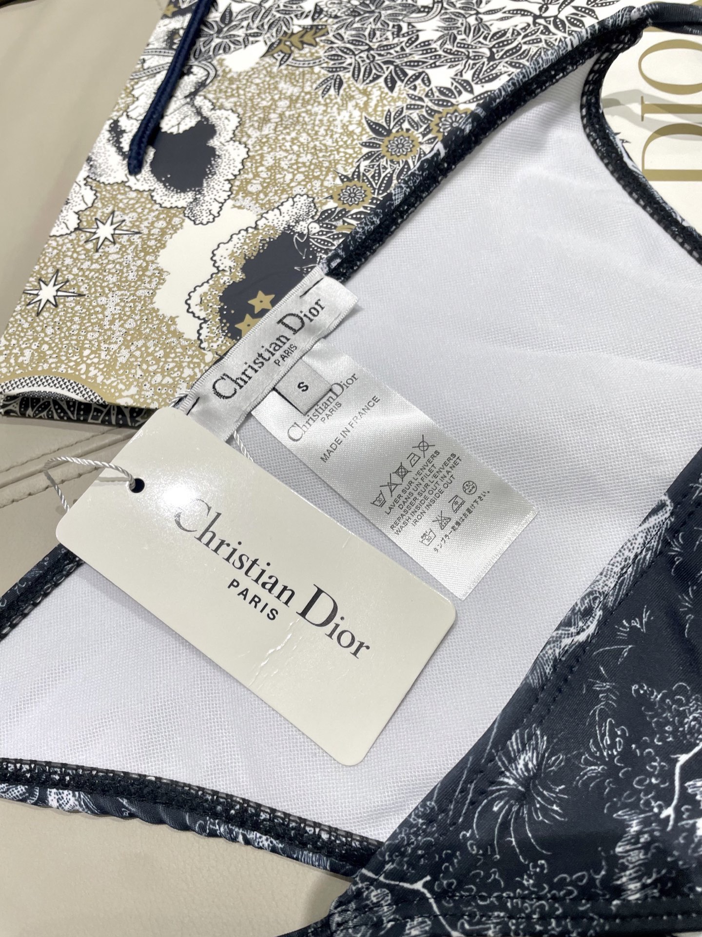 迪奥新款三件套 动物印花专柜新款（带胸垫）😍🥰适合多种场景的游泳衣🏊‍♀️海边 游泳池 温泉 水上乐园 