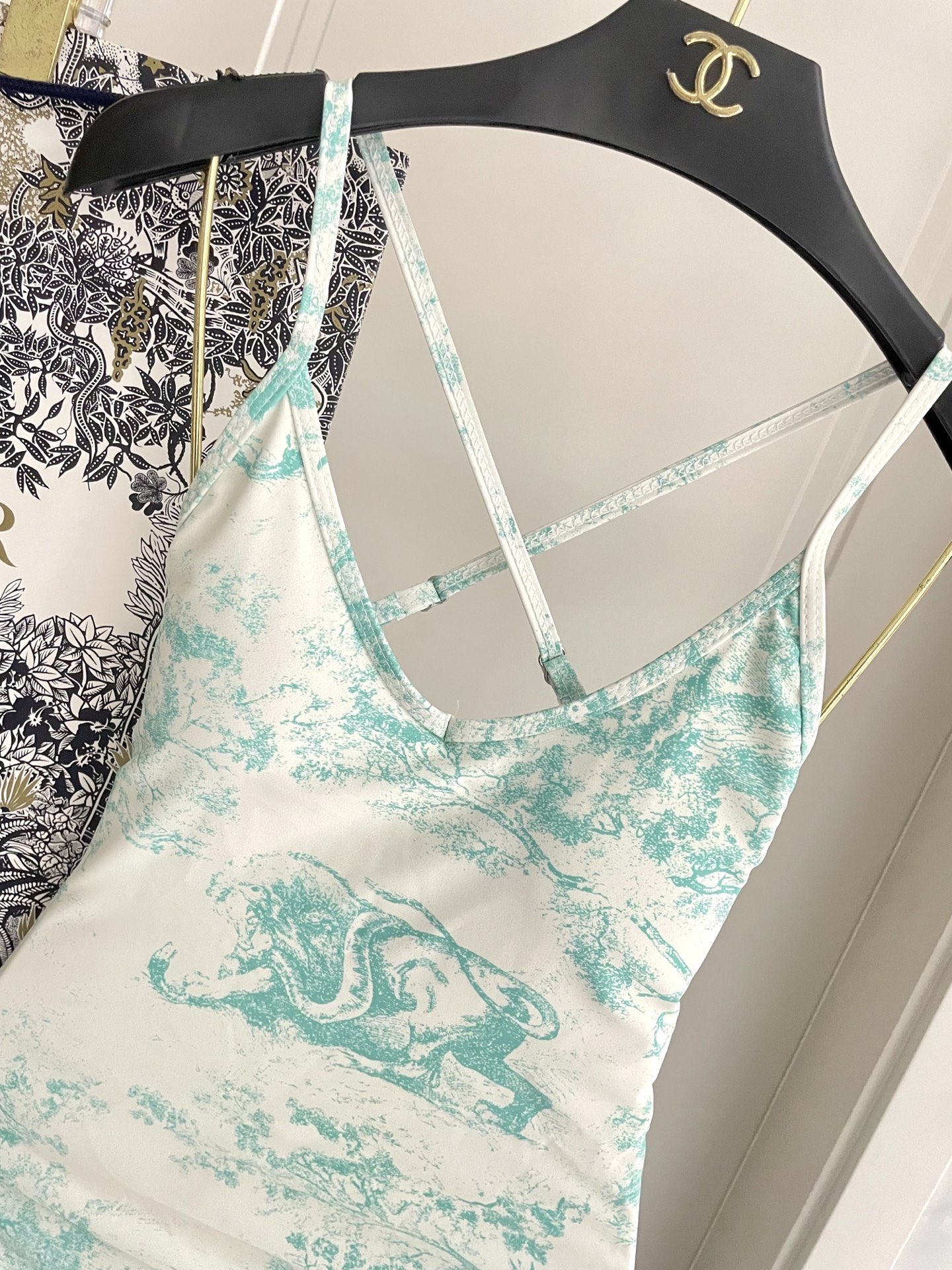 Dior Dior新款露背连体泳衣 简单 适合多种场景的游泳衣 海边 游泳池 温泉 水上乐园 漂流都可以 内搭也完全可以 连体设计遮肉显高挑 腹部有点肉肉也不影响咱美美的 背面设计大露美背
