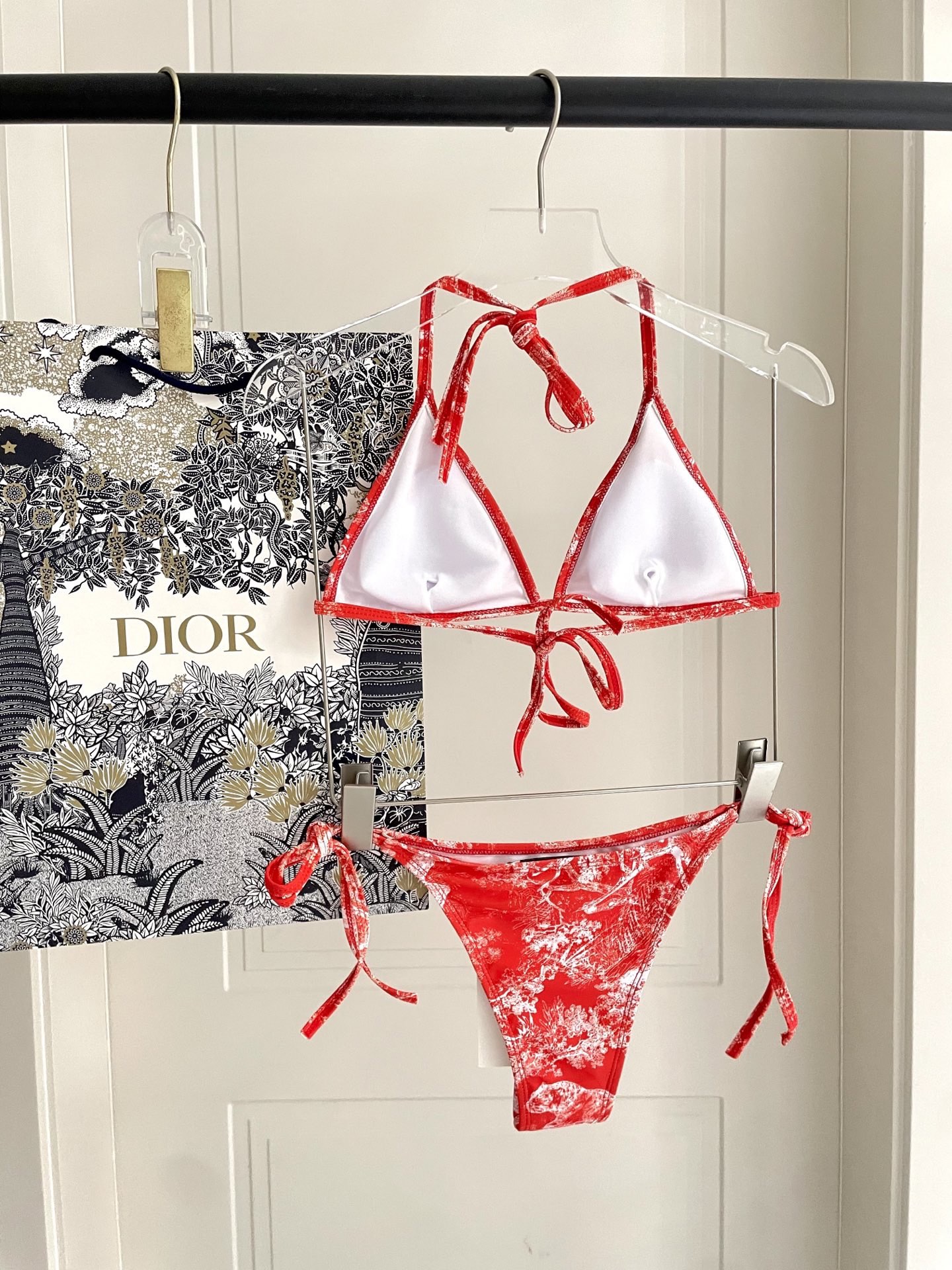 Dior Dior新款比基尼泳衣 简单 适合多种场景的游泳衣 海边 游泳池 温泉 水上乐园 漂流都可以 内搭也完全可以 连体设计遮肉显高挑 腹部有点肉肉也不影响咱美美的 背面设计大露美背