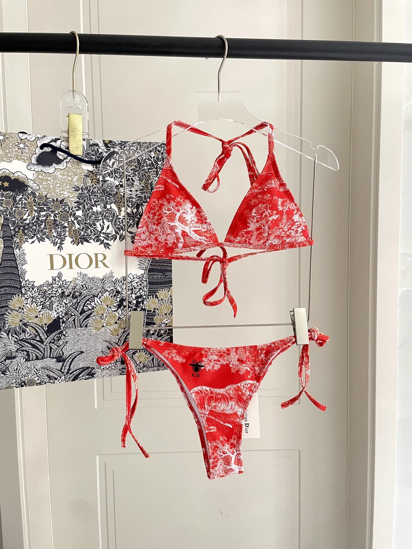 Dior Dior新款比基尼泳衣 简单 适合多种场景的游泳衣 海边 游泳池 温泉 水上乐园 漂流都可以 内搭也完全可以 连体设计遮肉显高挑 腹部有点肉肉也不影响咱美美的 背面设计大露美背