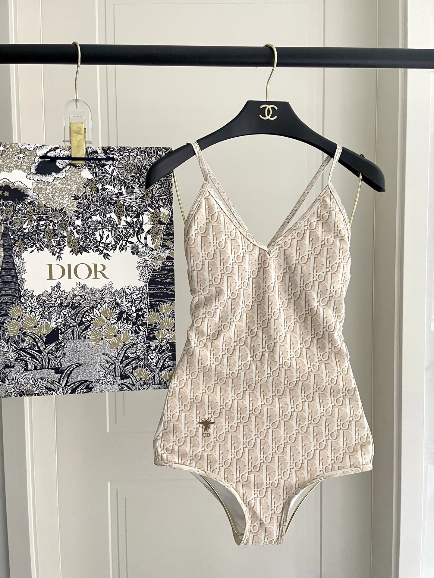 Dior Dior新款露背连体泳衣 简单 适合多种场景的游泳衣 海边 游泳池 温泉 水上乐园 漂流都可以 内搭也完全可以 连体设计遮肉显高挑 腹部有点肉肉也不影响咱美美的 背面设计大露美背