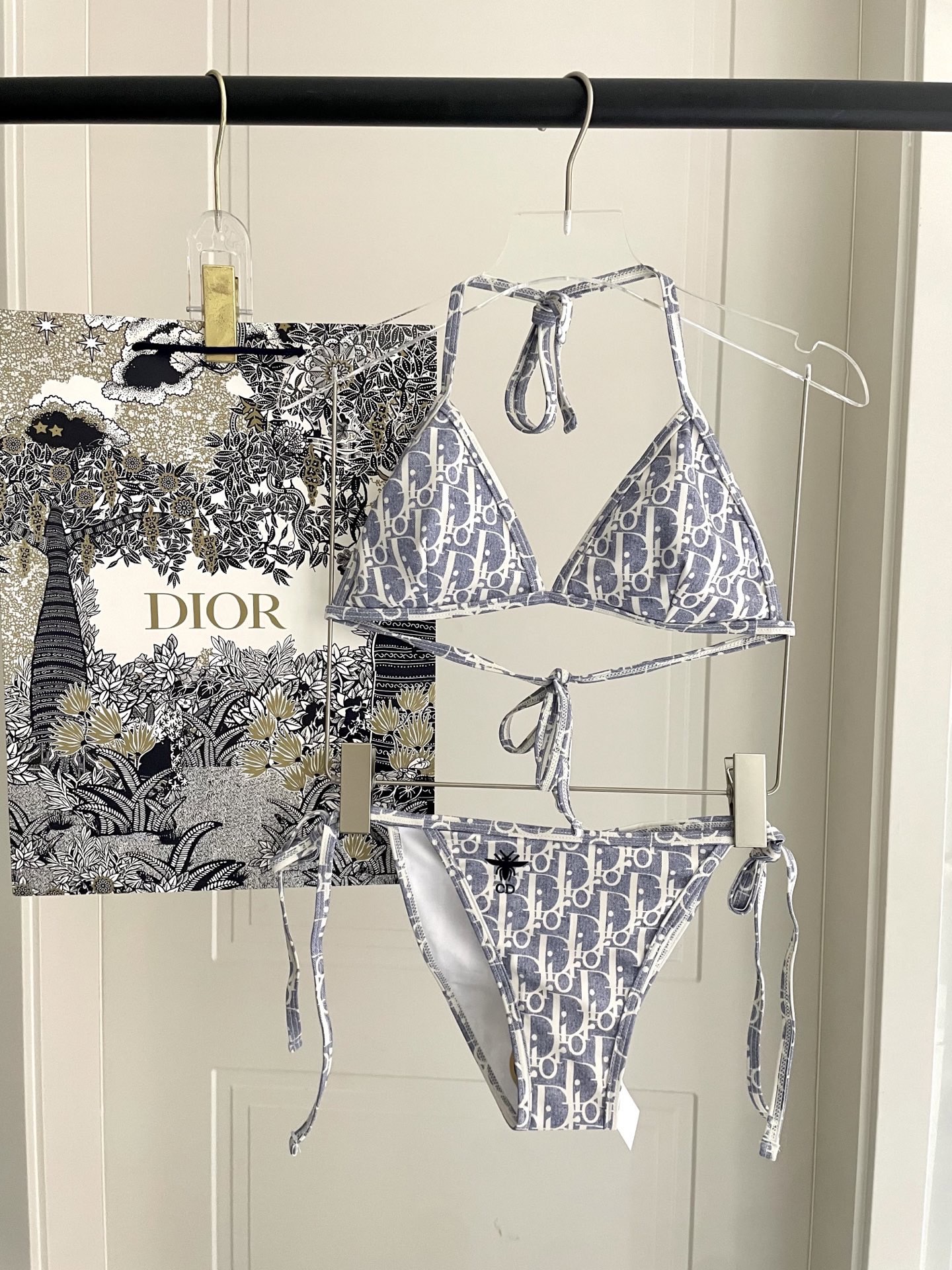 迪奥新款分体泳衣 三件套 比基尼➕裤裙 时尚潮流款 😍🥰适合多种场景的游泳衣🏊‍♀️海边 游泳池 温泉 