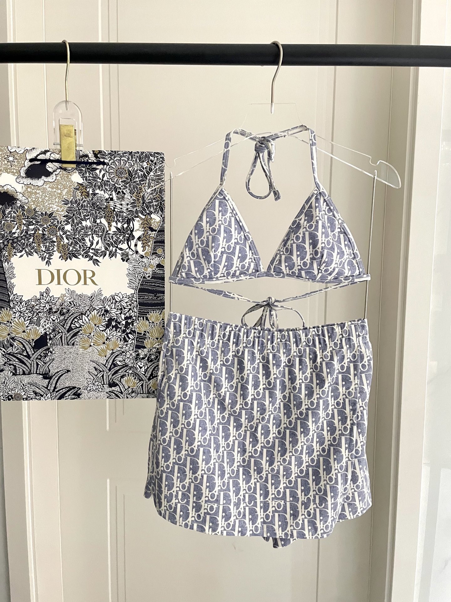 迪奥新款分体泳衣 三件套 比基尼➕裤裙 时尚潮流款 😍🥰适合多种场景的游泳衣🏊‍♀️海边 游泳池 温泉 