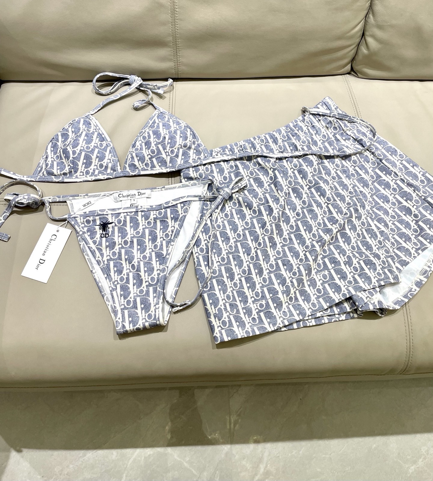 迪奥新款分体泳衣 三件套 比基尼➕裤裙 时尚潮流款 😍🥰适合多种场景的游泳衣🏊‍♀️海边 游泳池 温泉 
