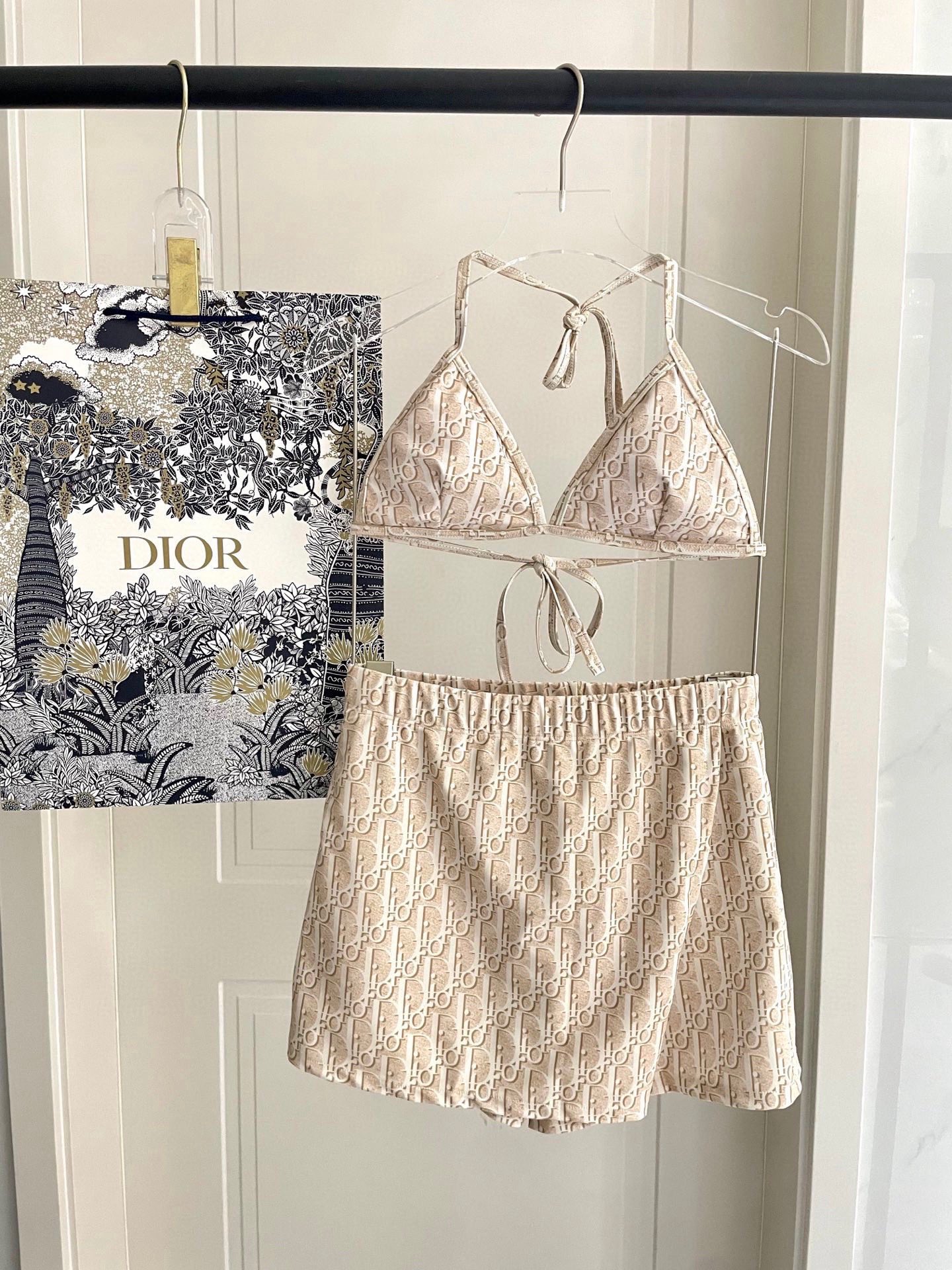 迪奥新款分体泳衣 三件套 比基尼➕裤裙 时尚潮流款 😍🥰适合多种场景的游泳衣🏊‍♀️海边 游泳池 温泉 