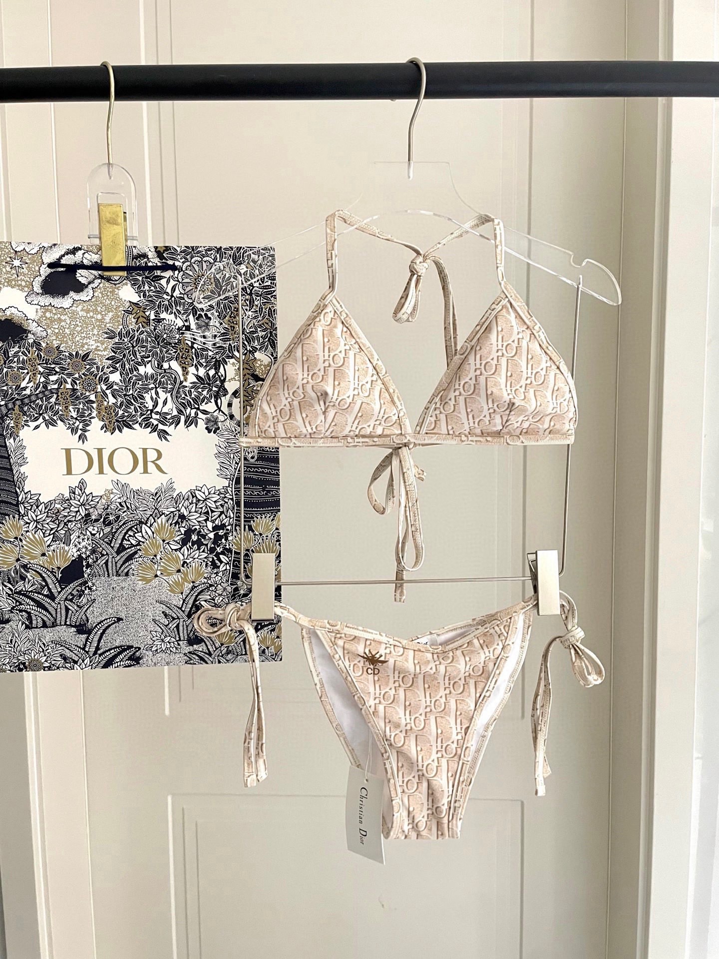 迪奥新款分体泳衣 三件套 比基尼➕裤裙 时尚潮流款 😍🥰适合多种场景的游泳衣🏊‍♀️海边 游泳池 温泉 