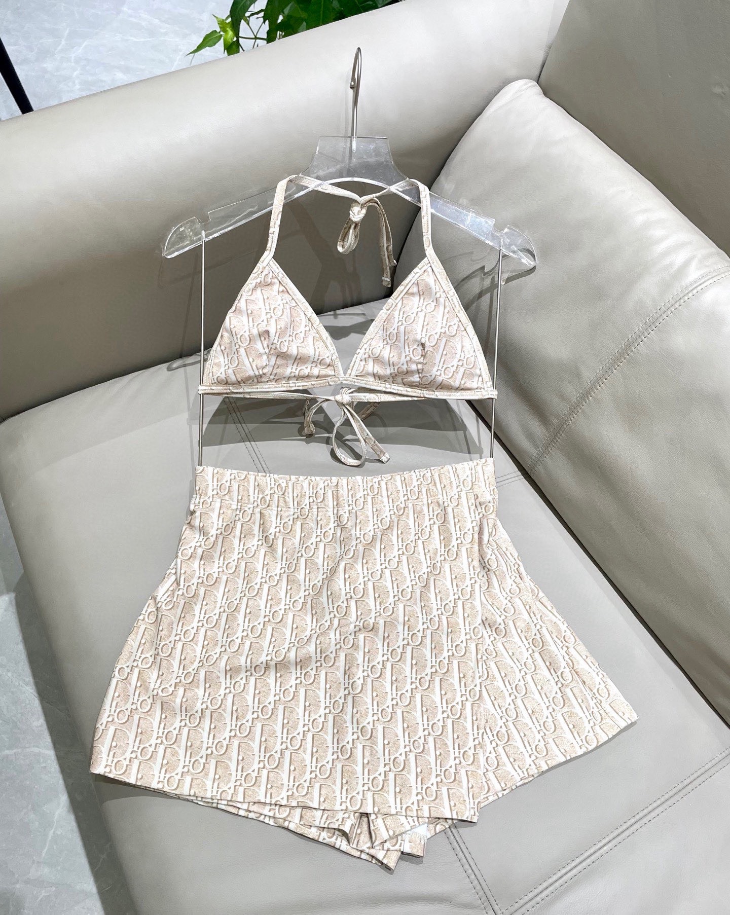 迪奥新款分体泳衣 三件套 比基尼➕裤裙 时尚潮流款 😍🥰适合多种场景的游泳衣🏊‍♀️海边 游泳池 温泉 