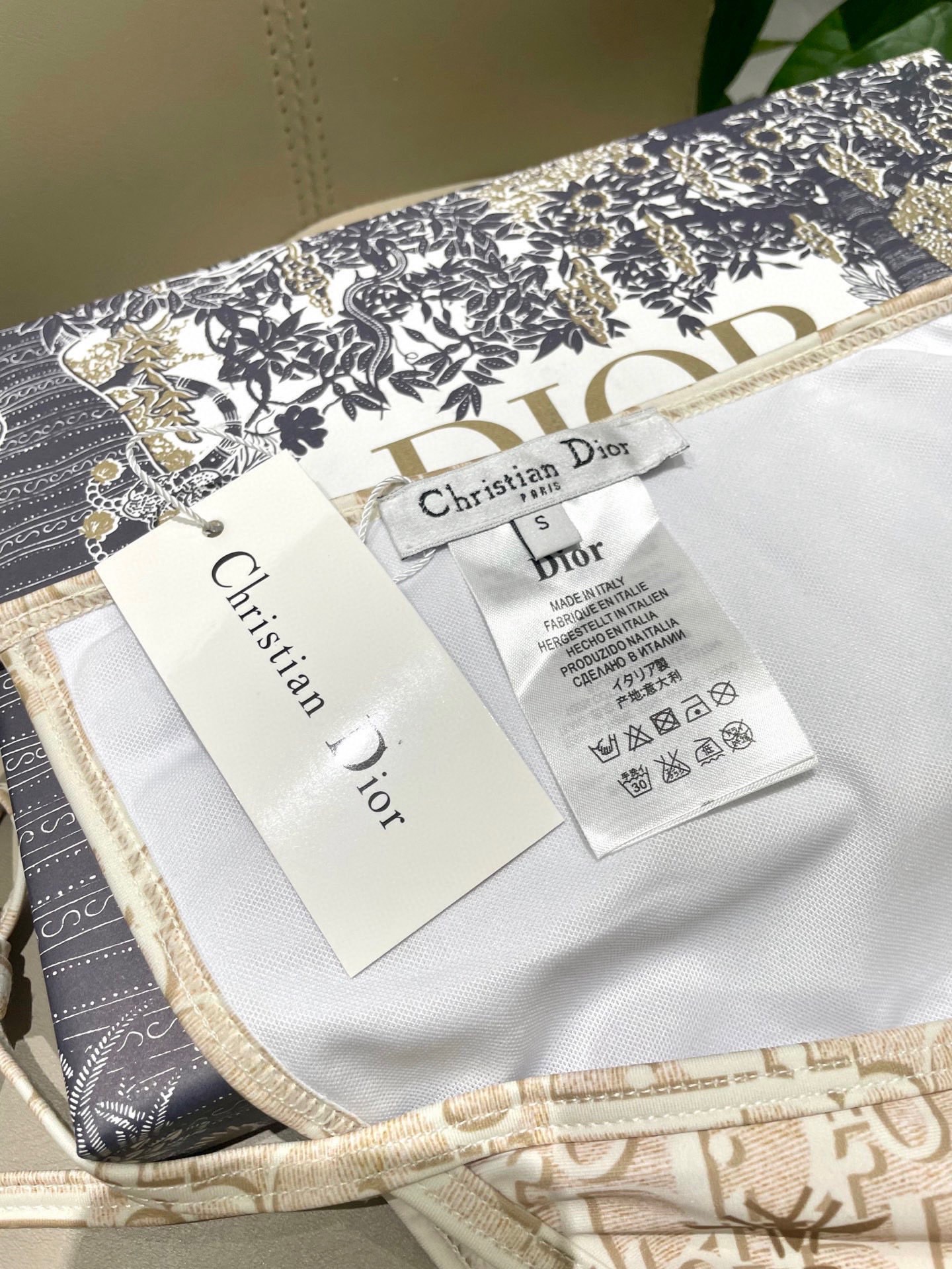 迪奥新款分体泳衣 三件套 比基尼➕裤裙 时尚潮流款 😍🥰适合多种场景的游泳衣🏊‍♀️海边 游泳池 温泉 