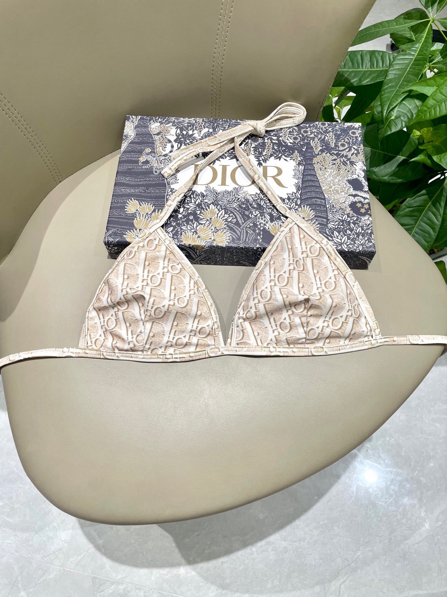 迪奥新款分体泳衣 三件套 比基尼➕裤裙 时尚潮流款 😍🥰适合多种场景的游泳衣🏊‍♀️海边 游泳池 温泉 