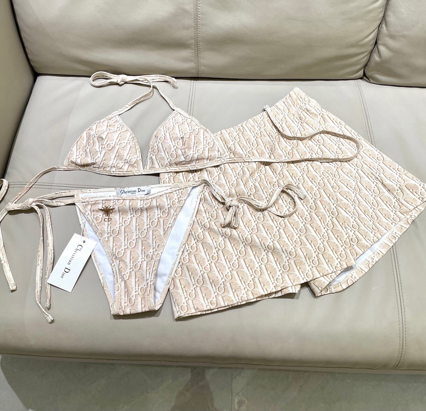 迪奥新款分体泳衣 三件套 比基尼➕裤裙 时尚潮流款 😍🥰适合多种场景的游泳衣🏊‍♀️海边 游泳池 温泉 