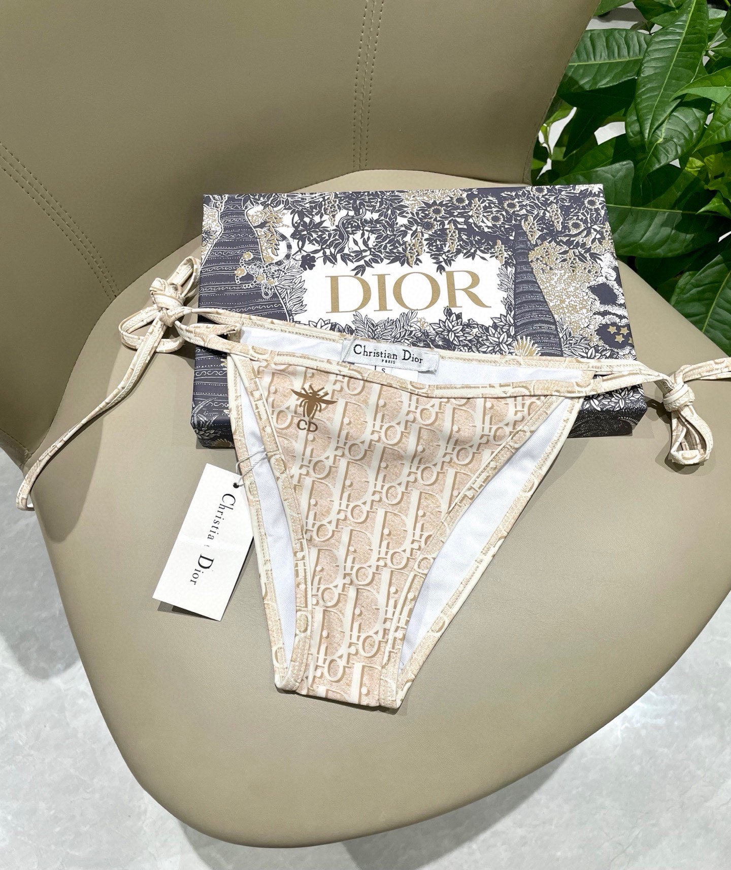 迪奥新款分体泳衣 三件套 比基尼➕裤裙 时尚潮流款 😍🥰适合多种场景的游泳衣🏊‍♀️海边 游泳池 温泉 