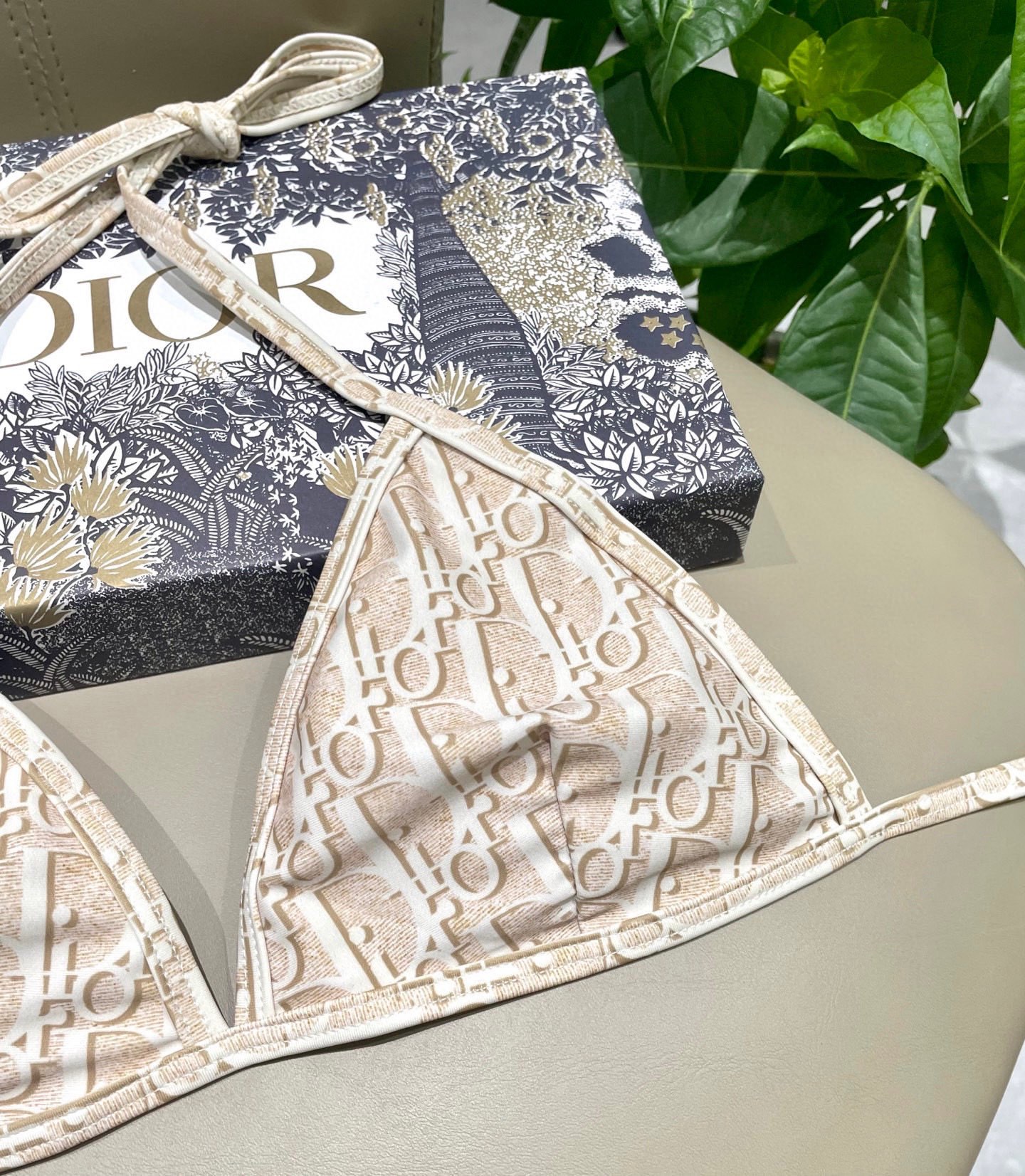 迪奥新款分体泳衣 三件套 比基尼➕裤裙 时尚潮流款 😍🥰适合多种场景的游泳衣🏊‍♀️海边 游泳池 温泉 