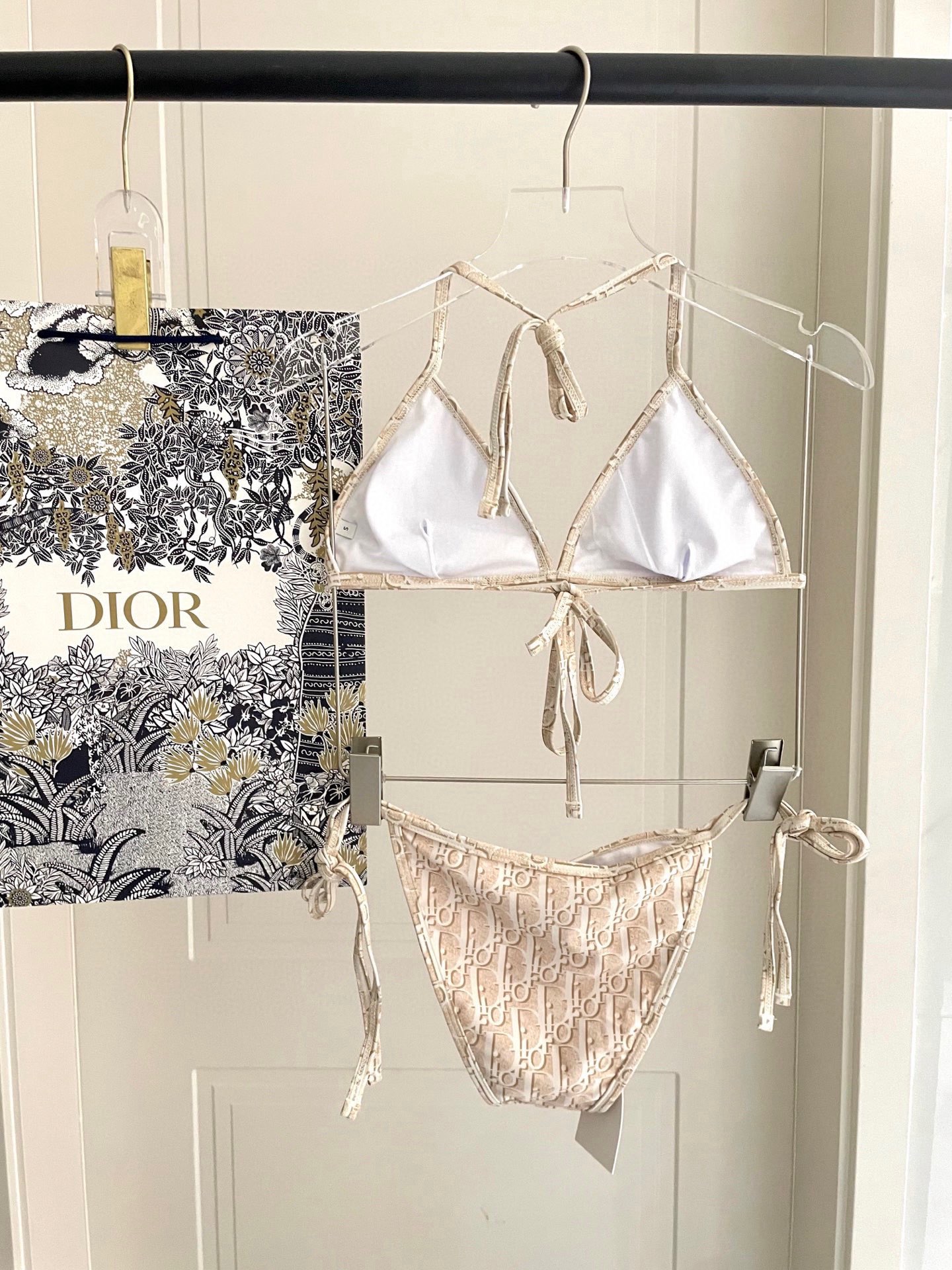 迪奥新款分体泳衣 三件套 比基尼➕裤裙 时尚潮流款 😍🥰适合多种场景的游泳衣🏊‍♀️海边 游泳池 温泉 