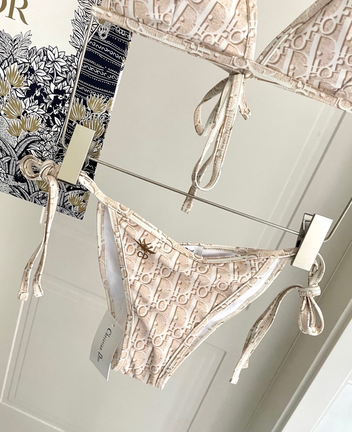 迪奥新款分体泳衣 三件套 比基尼➕裤裙 时尚潮流款 😍🥰适合多种场景的游泳衣🏊‍♀️海边 游泳池 温泉 