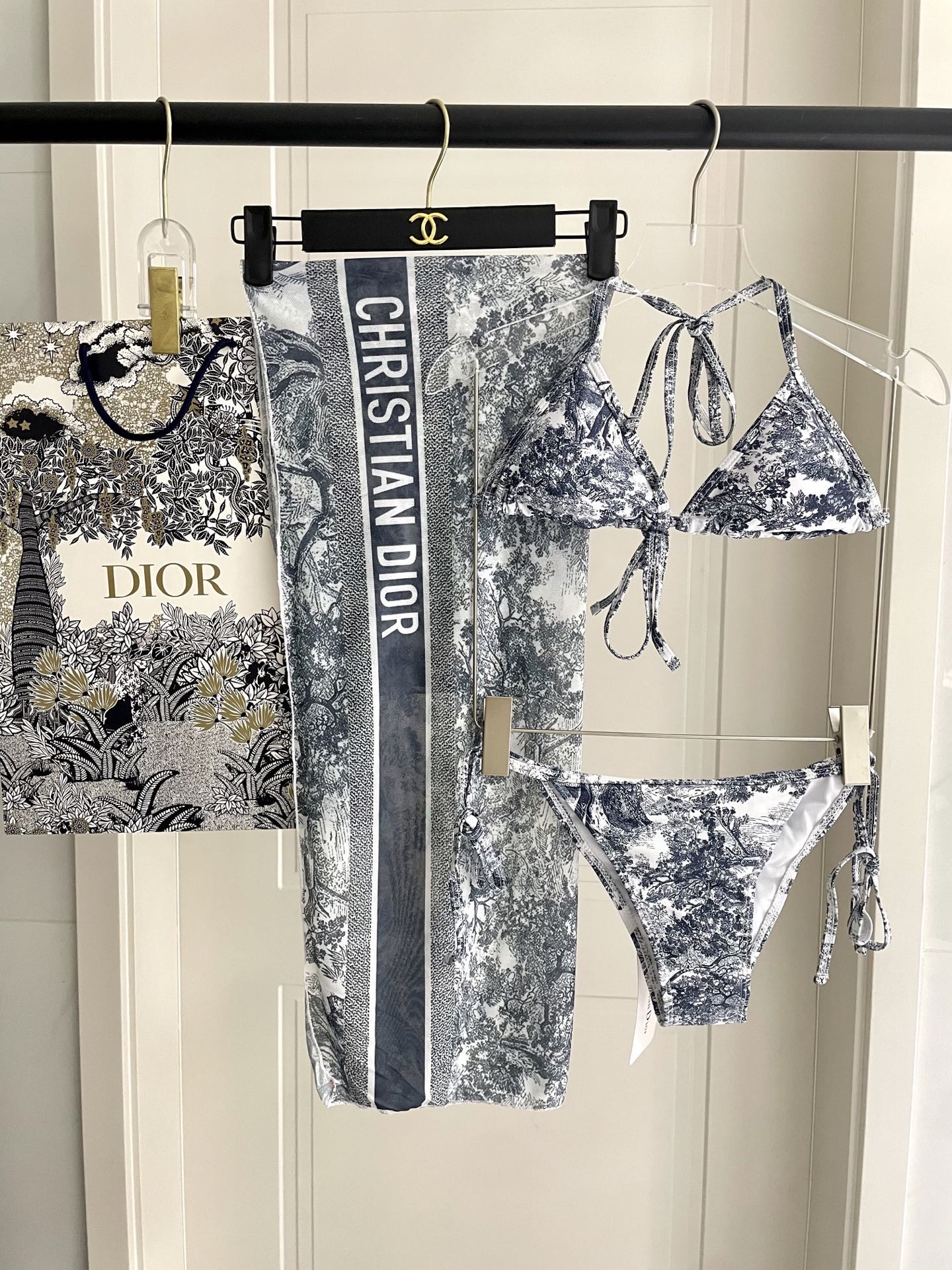 迪奥新款分体泳衣 三件套 比基尼➕纱巾 时尚潮流款 😍🥰适合多种场景的游泳衣🏊‍♀️海边 游泳池 温泉 