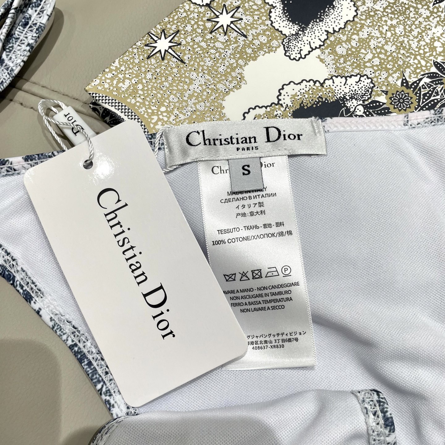 迪奥新款分体泳衣 三件套 比基尼➕纱巾 时尚潮流款 😍🥰适合多种场景的游泳衣🏊‍♀️海边 游泳池 温泉 