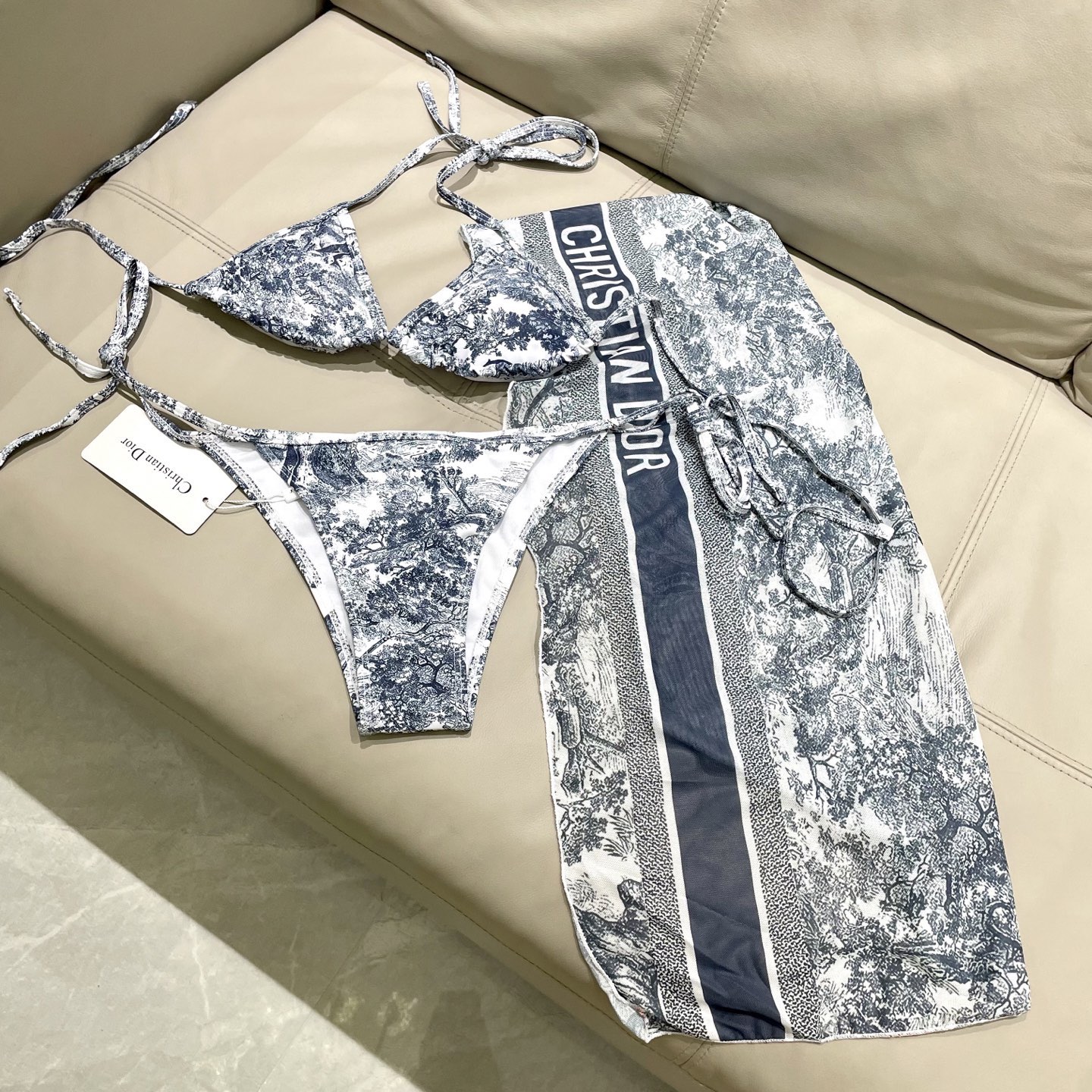 迪奥新款分体泳衣 三件套 比基尼➕纱巾 时尚潮流款 😍🥰适合多种场景的游泳衣🏊‍♀️海边 游泳池 温泉 