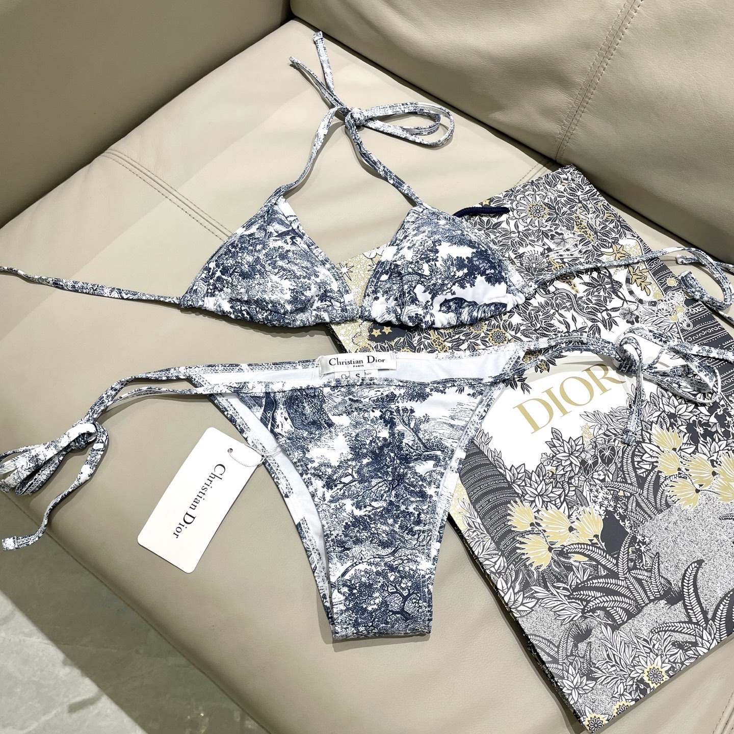 迪奥新款分体泳衣 三件套 比基尼➕纱巾 时尚潮流款 😍🥰适合多种场景的游泳衣🏊‍♀️海边 游泳池 温泉 