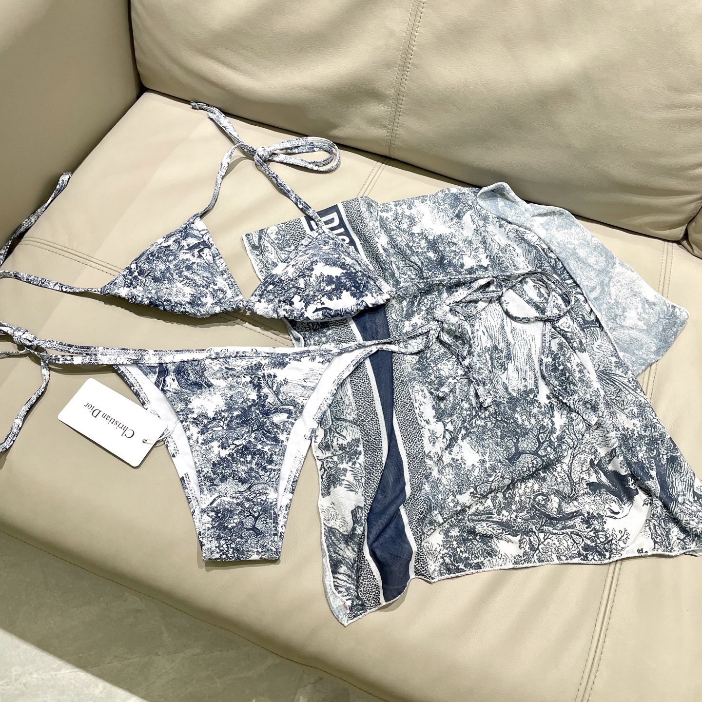 迪奥新款分体泳衣 三件套 比基尼➕纱巾 时尚潮流款 😍🥰适合多种场景的游泳衣🏊‍♀️海边 游泳池 温泉 