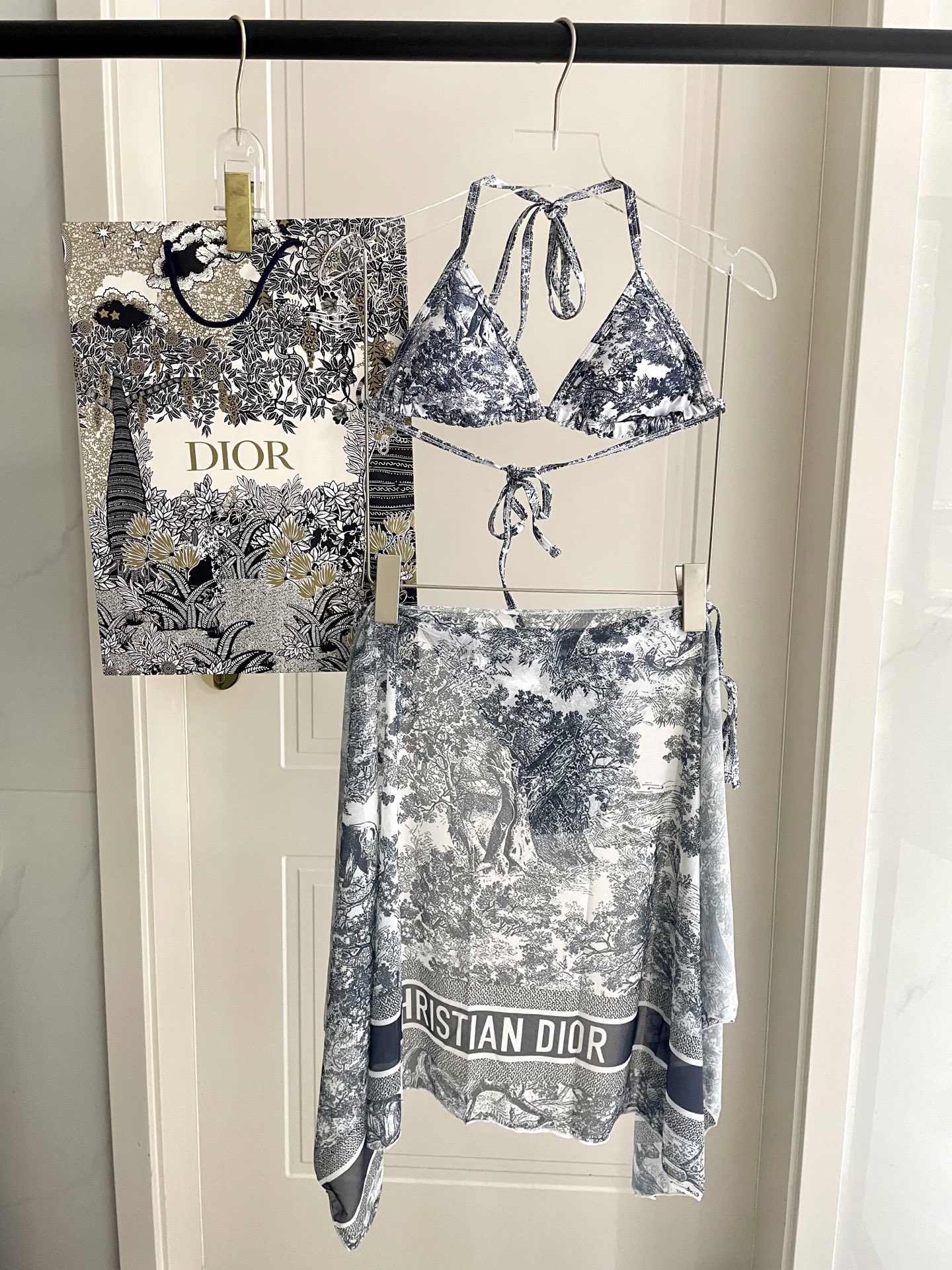 迪奥新款分体泳衣 三件套 比基尼➕纱巾 时尚潮流款 😍🥰适合多种场景的游泳衣🏊‍♀️海边 游泳池 温泉 
