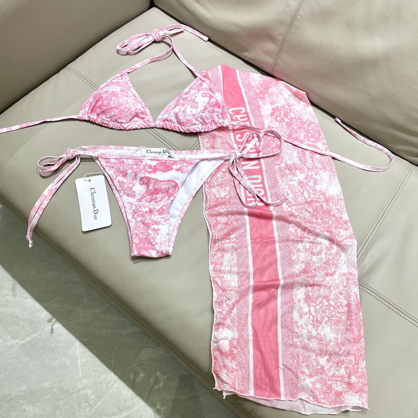 迪奥新款分体泳衣 三件套 比基尼➕纱巾 时尚潮流款 😍🥰适合多种场景的游泳衣🏊‍♀️海边 游泳池 温泉 