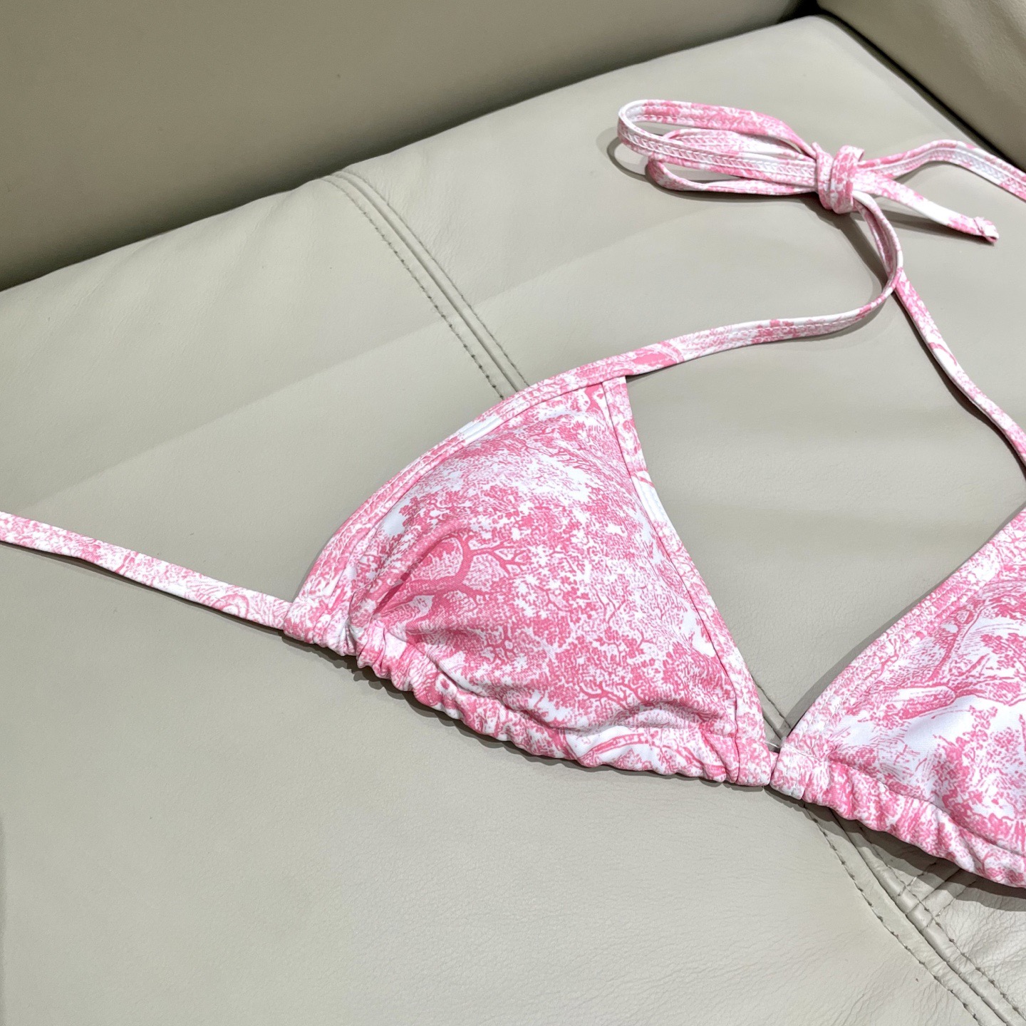 迪奥新款分体泳衣 三件套 比基尼➕纱巾 时尚潮流款 😍🥰适合多种场景的游泳衣🏊‍♀️海边 游泳池 温泉 