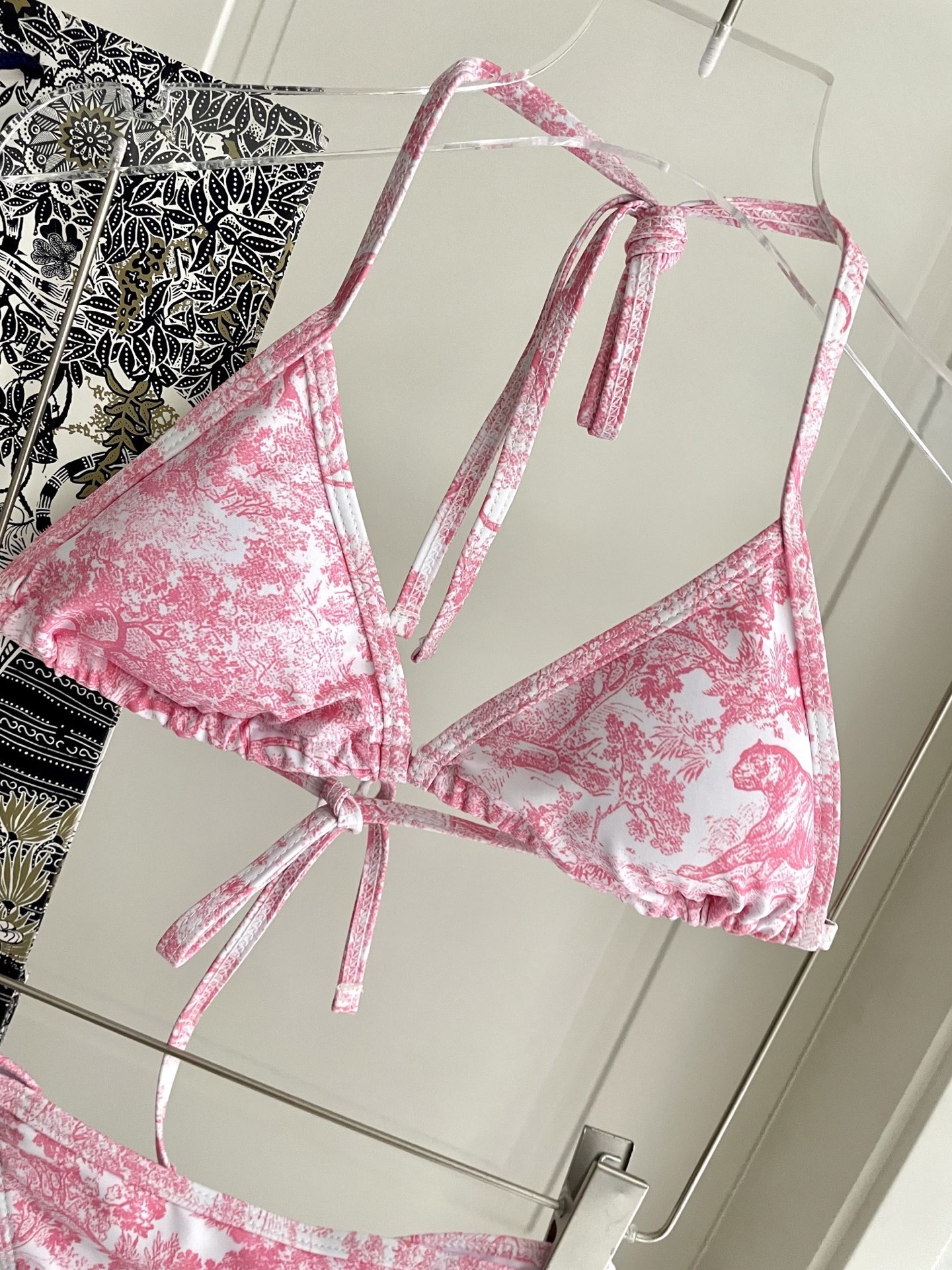 迪奥新款分体泳衣 三件套 比基尼➕纱巾 时尚潮流款 😍🥰适合多种场景的游泳衣🏊‍♀️海边 游泳池 温泉 