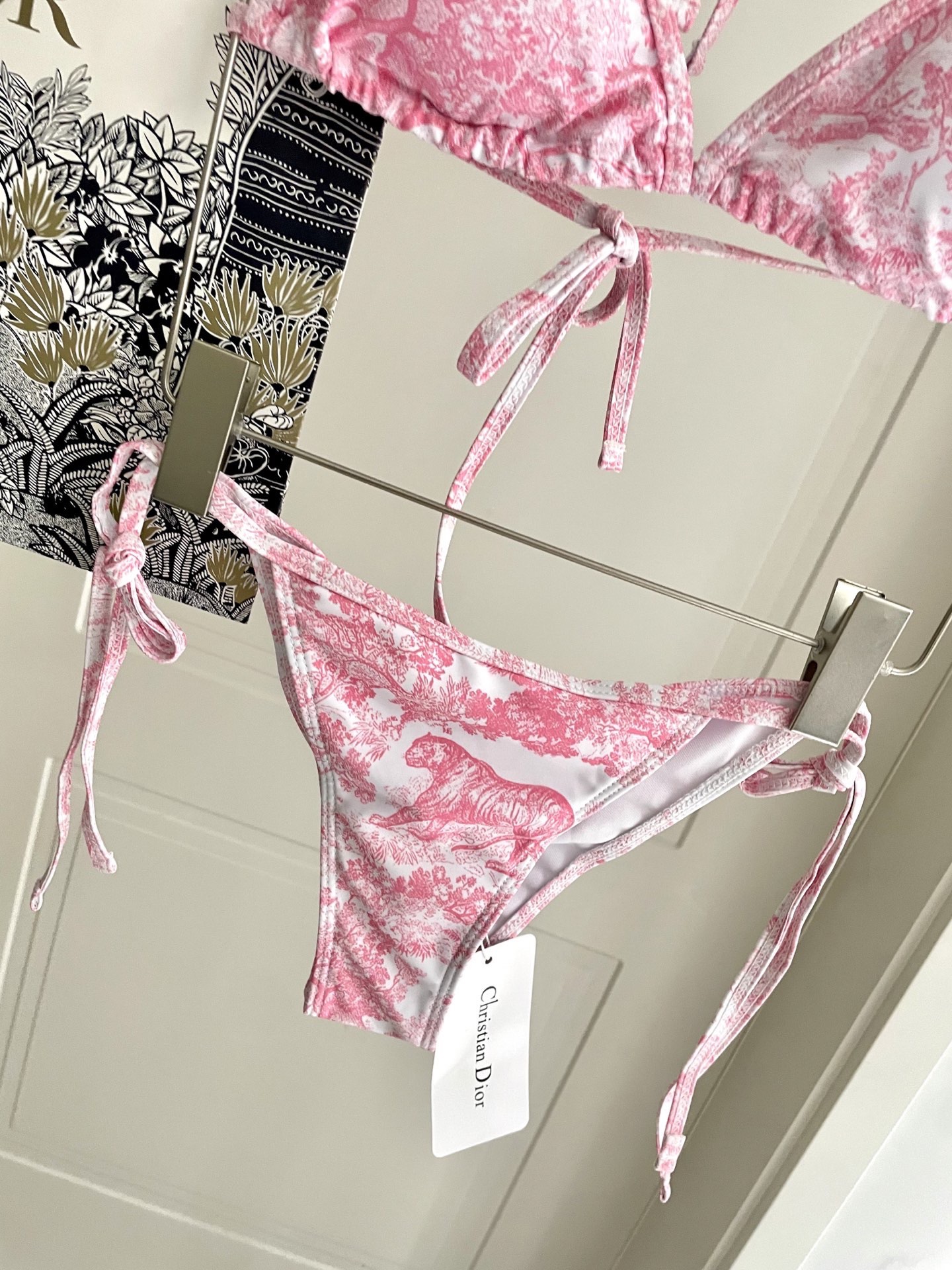 迪奥新款分体泳衣 三件套 比基尼➕纱巾 时尚潮流款 😍🥰适合多种场景的游泳衣🏊‍♀️海边 游泳池 温泉 