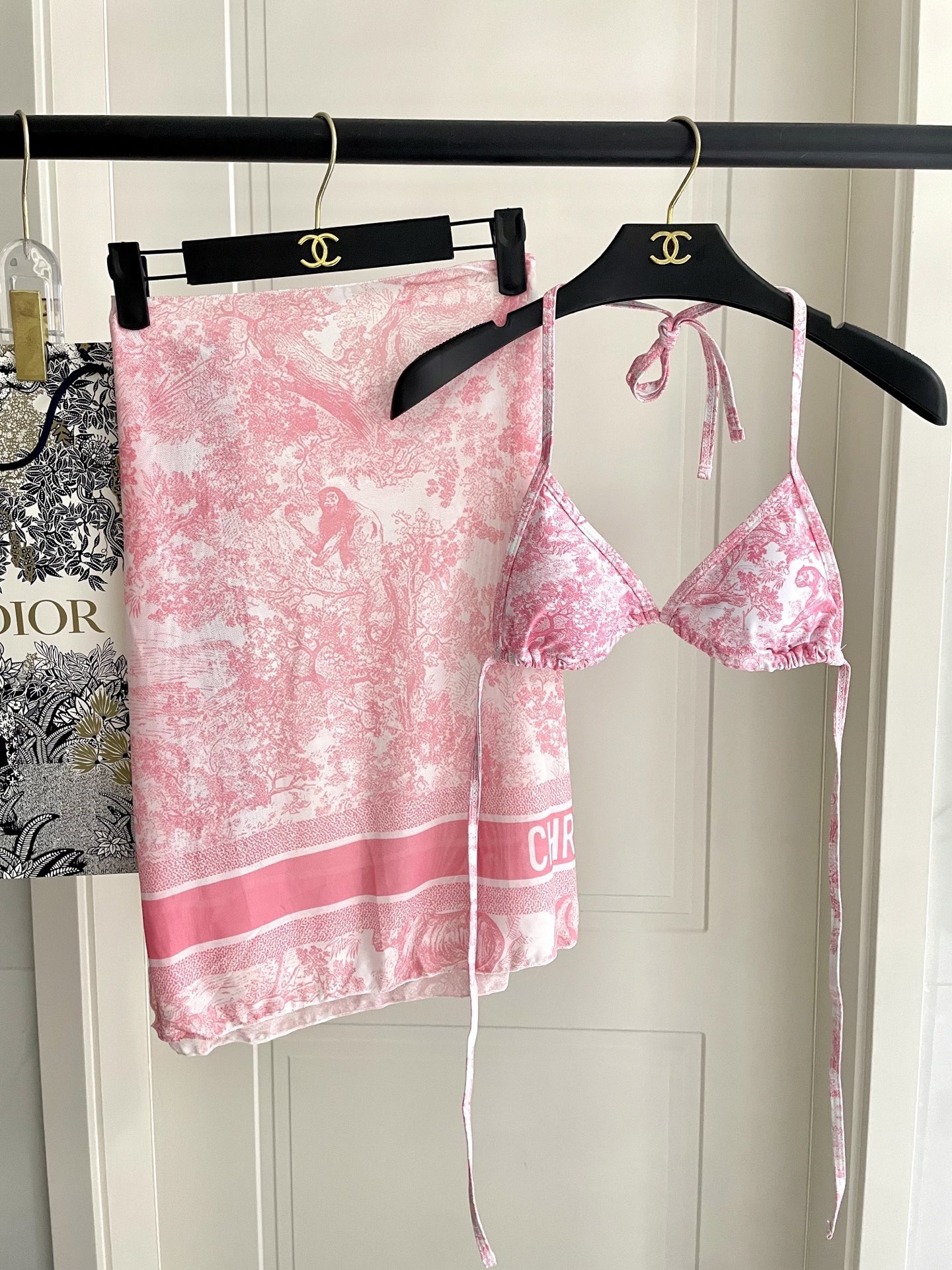 迪奥新款分体泳衣 三件套 比基尼➕纱巾 时尚潮流款 😍🥰适合多种场景的游泳衣🏊‍♀️海边 游泳池 温泉 