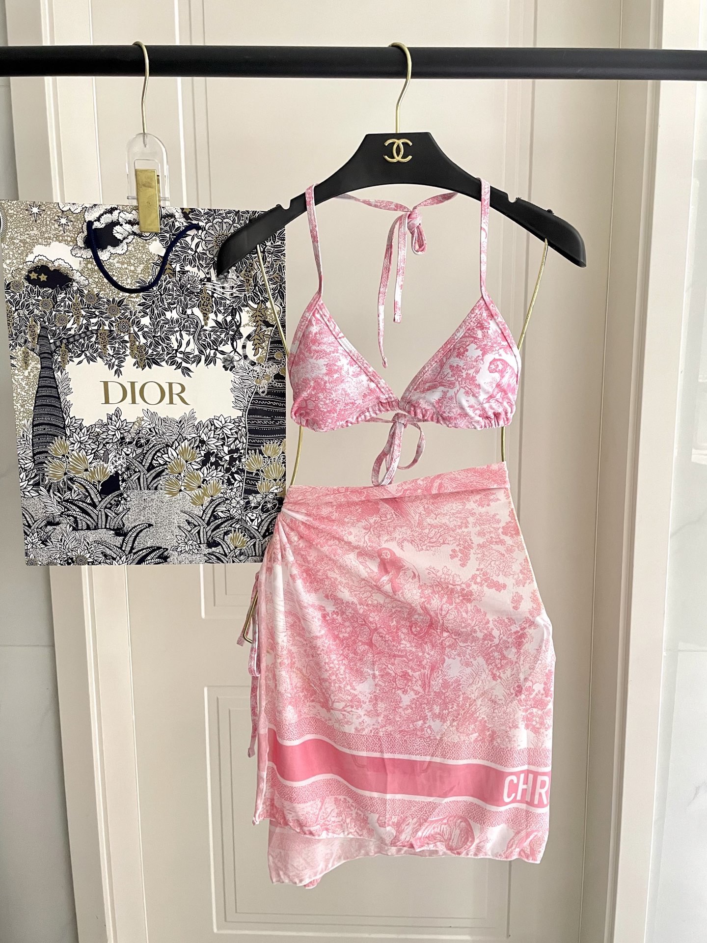 迪奥新款分体泳衣 三件套 比基尼➕纱巾 时尚潮流款 😍🥰适合多种场景的游泳衣🏊‍♀️海边 游泳池 温泉 