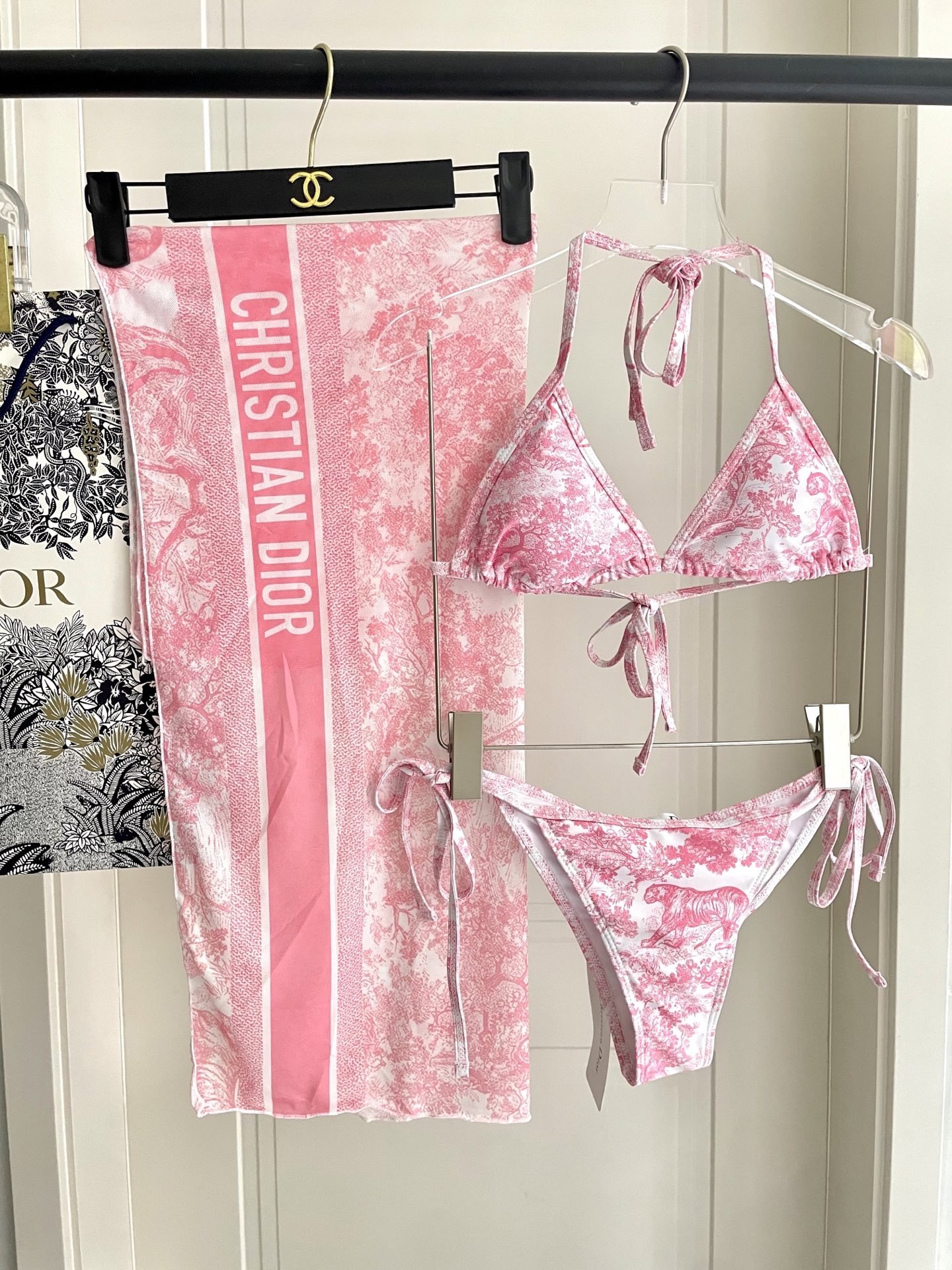 迪奥新款分体泳衣 三件套 比基尼➕纱巾 时尚潮流款 😍🥰适合多种场景的游泳衣🏊‍♀️海边 游泳池 温泉 