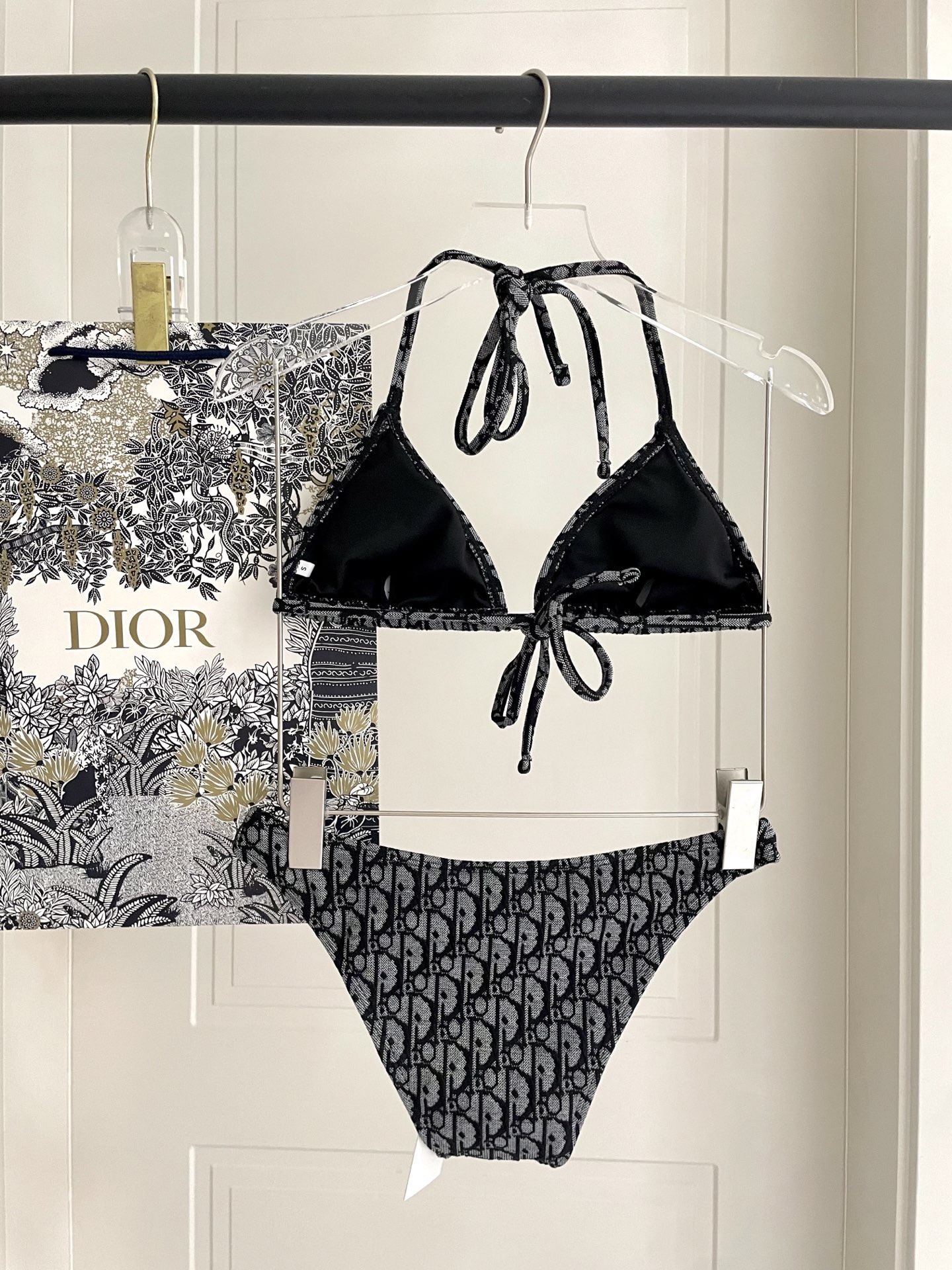 迪奥新款分体 时尚潮流款 😍🥰适合多种场景的游泳衣🏊‍♀️海边 游泳池 温泉 水上乐园 漂流都可以😌内搭