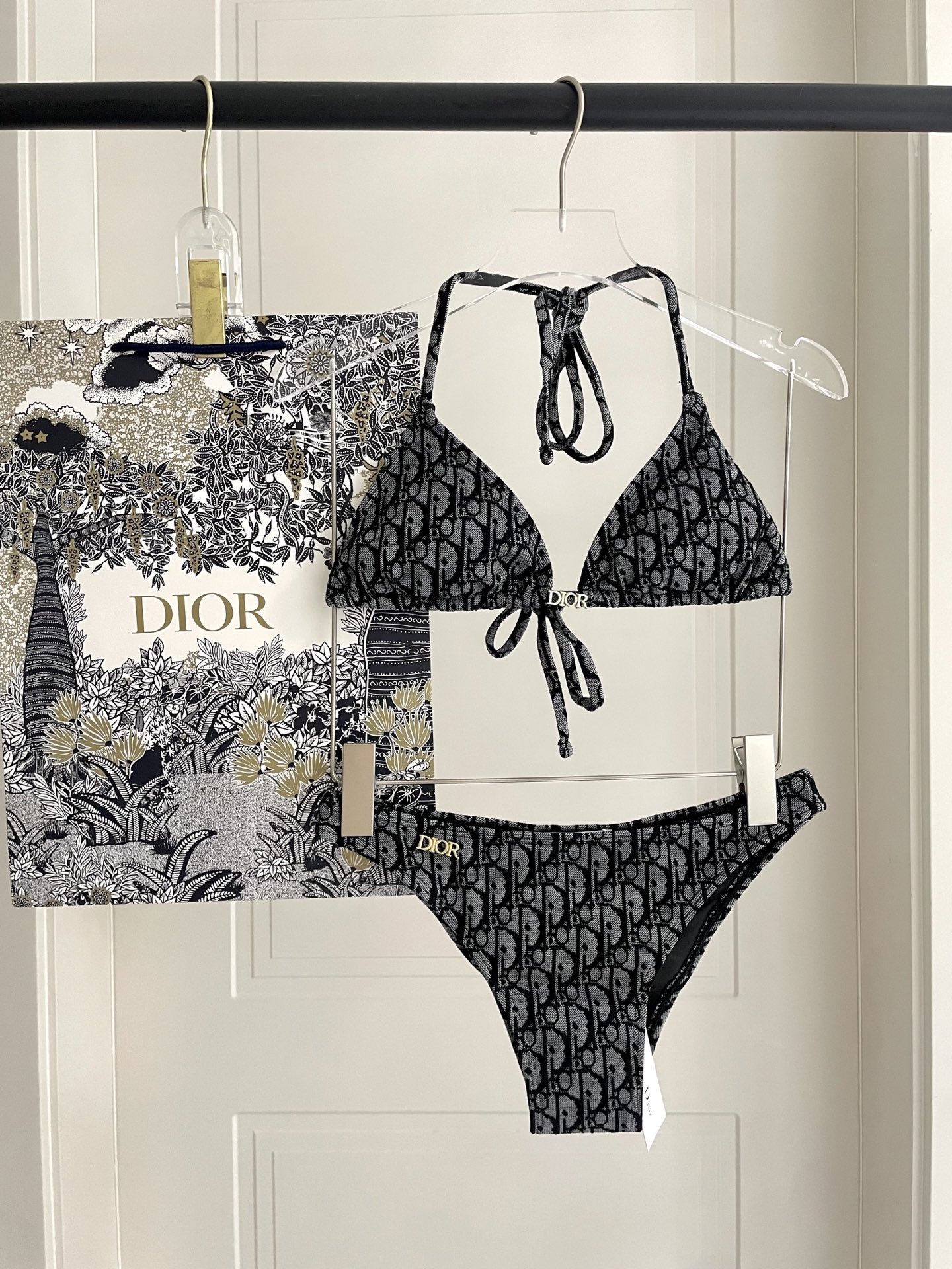 迪奥新款分体 时尚潮流款 😍🥰适合多种场景的游泳衣🏊‍♀️海边 游泳池 温泉 水上乐园 漂流都可以😌内搭