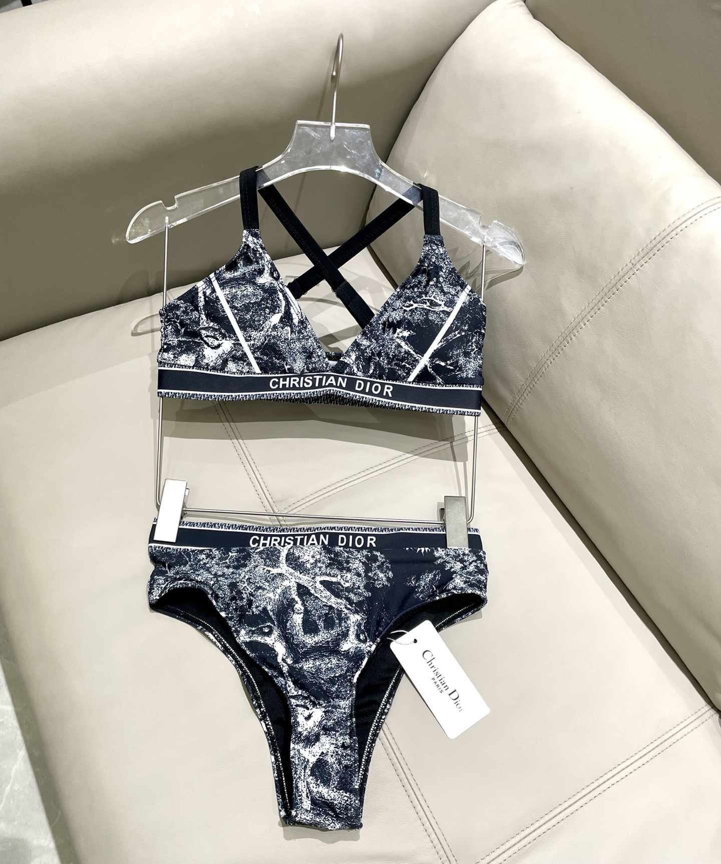 迪奥新款分体 时尚潮流款 😍🥰适合多种场景的游泳衣🏊‍♀️海边 游泳池 温泉 水上乐园 漂流都可以😌内搭