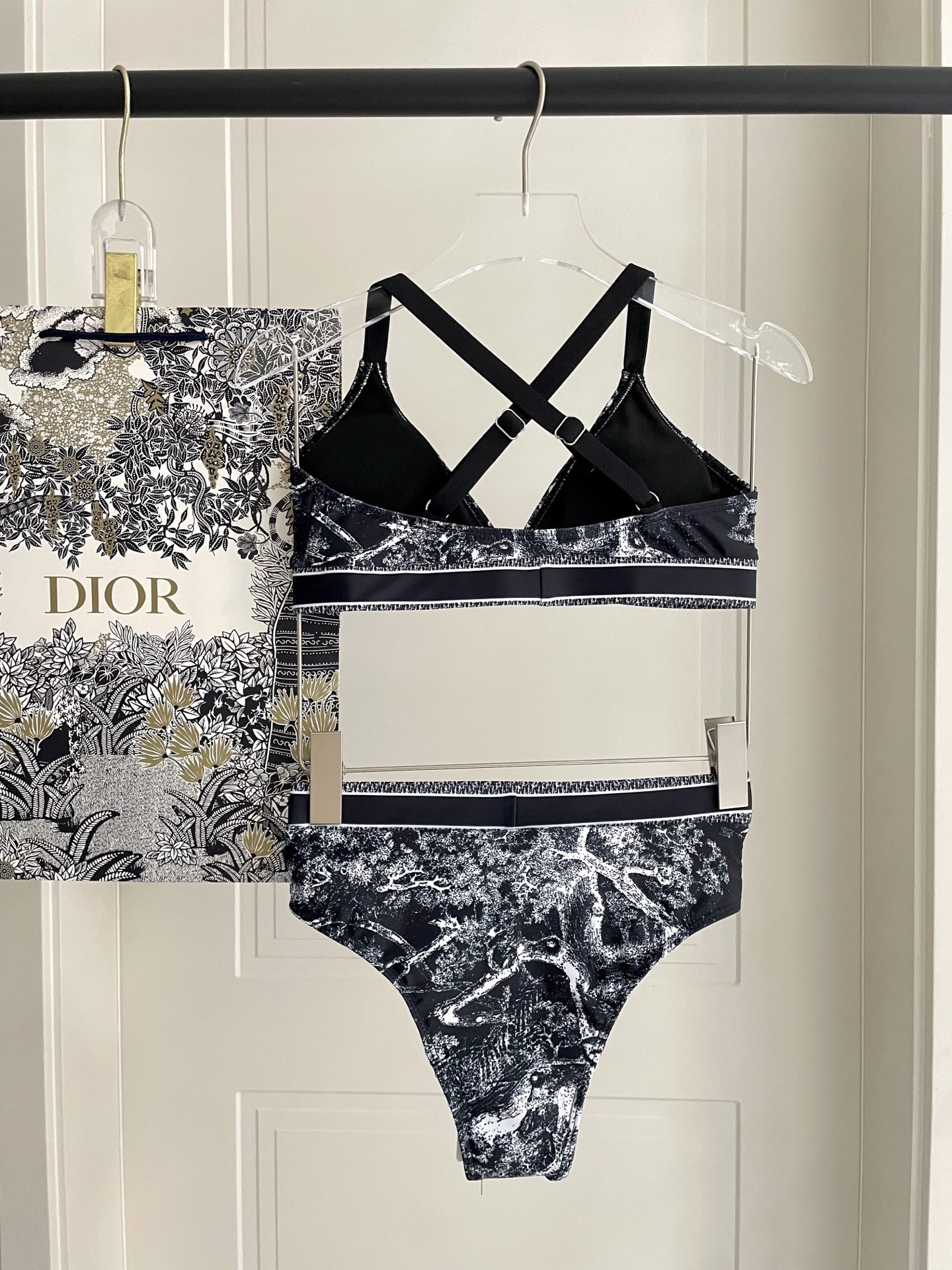 迪奥新款分体 时尚潮流款 😍🥰适合多种场景的游泳衣🏊‍♀️海边 游泳池 温泉 水上乐园 漂流都可以😌内搭