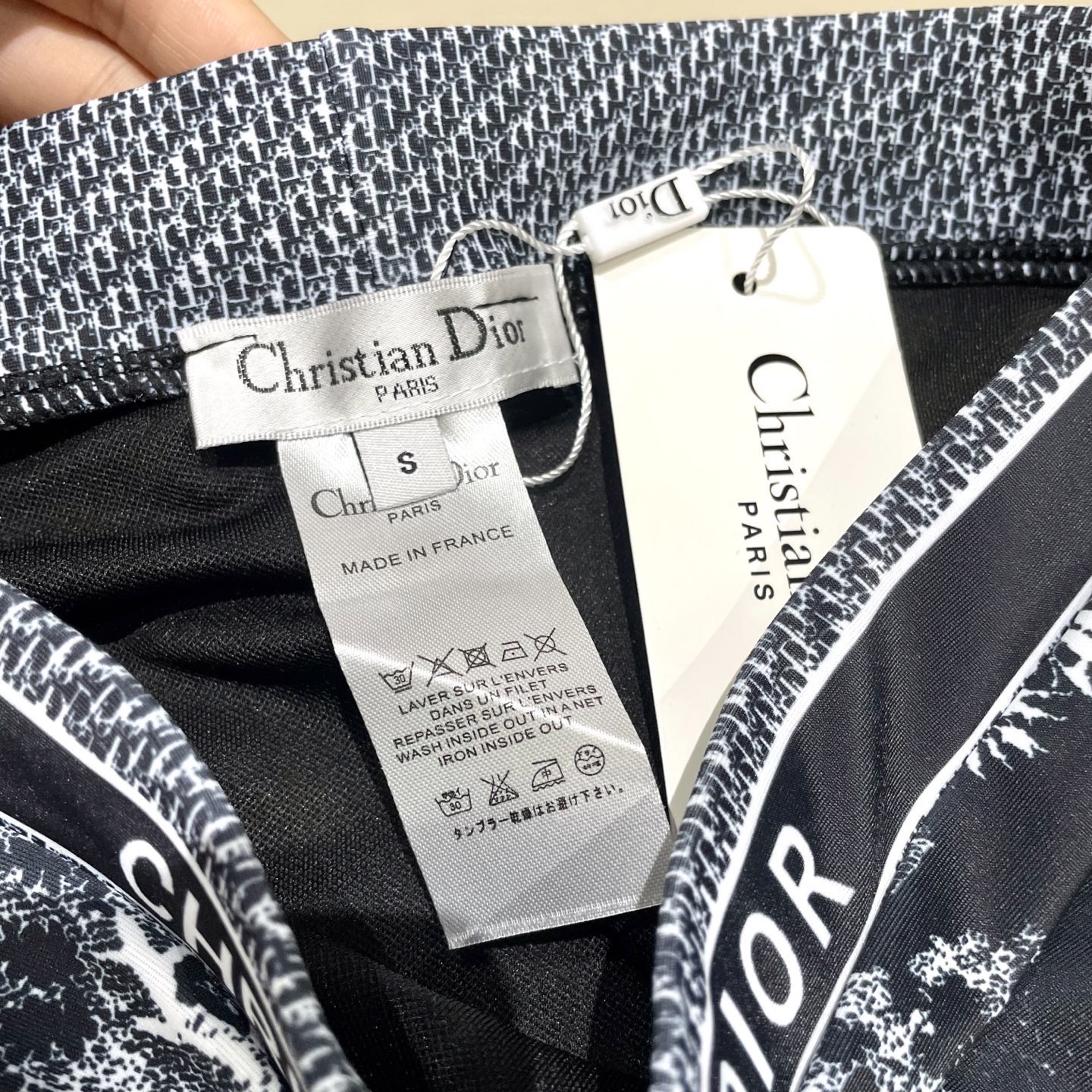 迪奥新款分体 时尚潮流款 😍🥰适合多种场景的游泳衣🏊‍♀️海边 游泳池 温泉 水上乐园 漂流都可以😌内搭