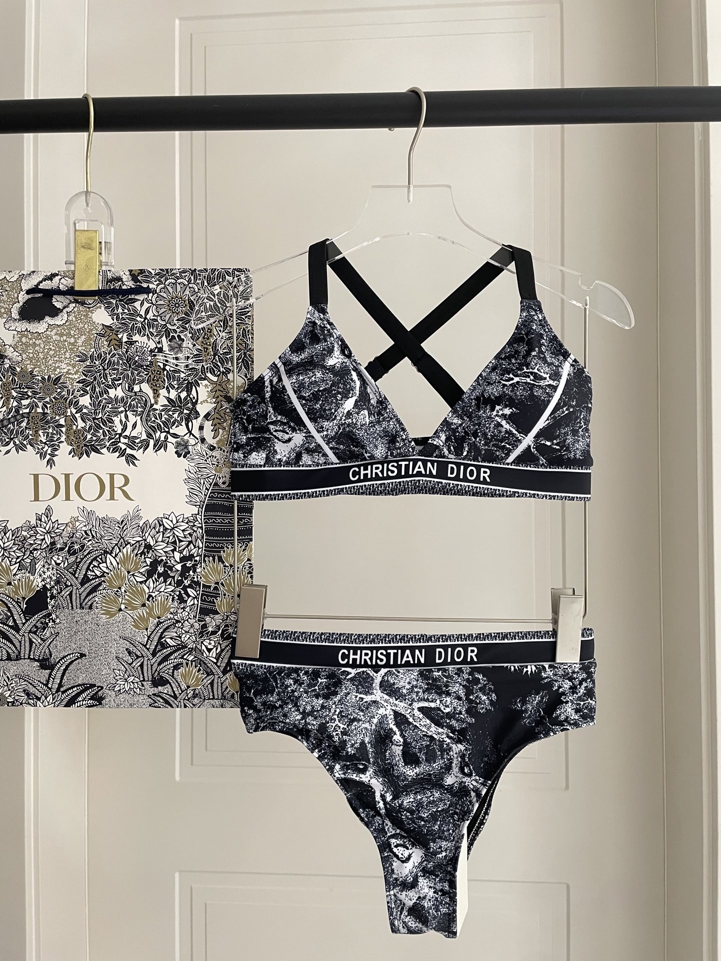 迪奥新款分体 时尚潮流款 😍🥰适合多种场景的游泳衣🏊‍♀️海边 游泳池 温泉 水上乐园 漂流都可以😌内搭