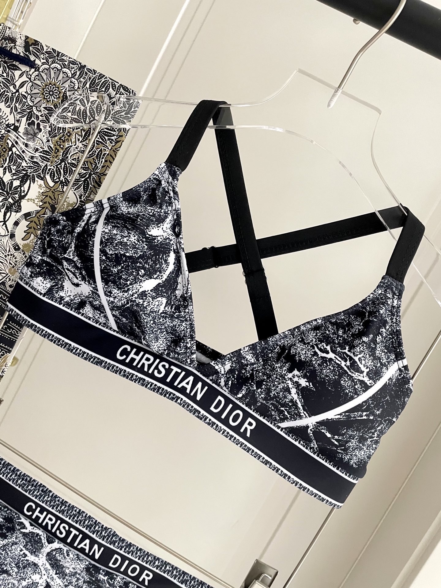 迪奥新款分体 时尚潮流款 😍🥰适合多种场景的游泳衣🏊‍♀️海边 游泳池 温泉 水上乐园 漂流都可以😌内搭