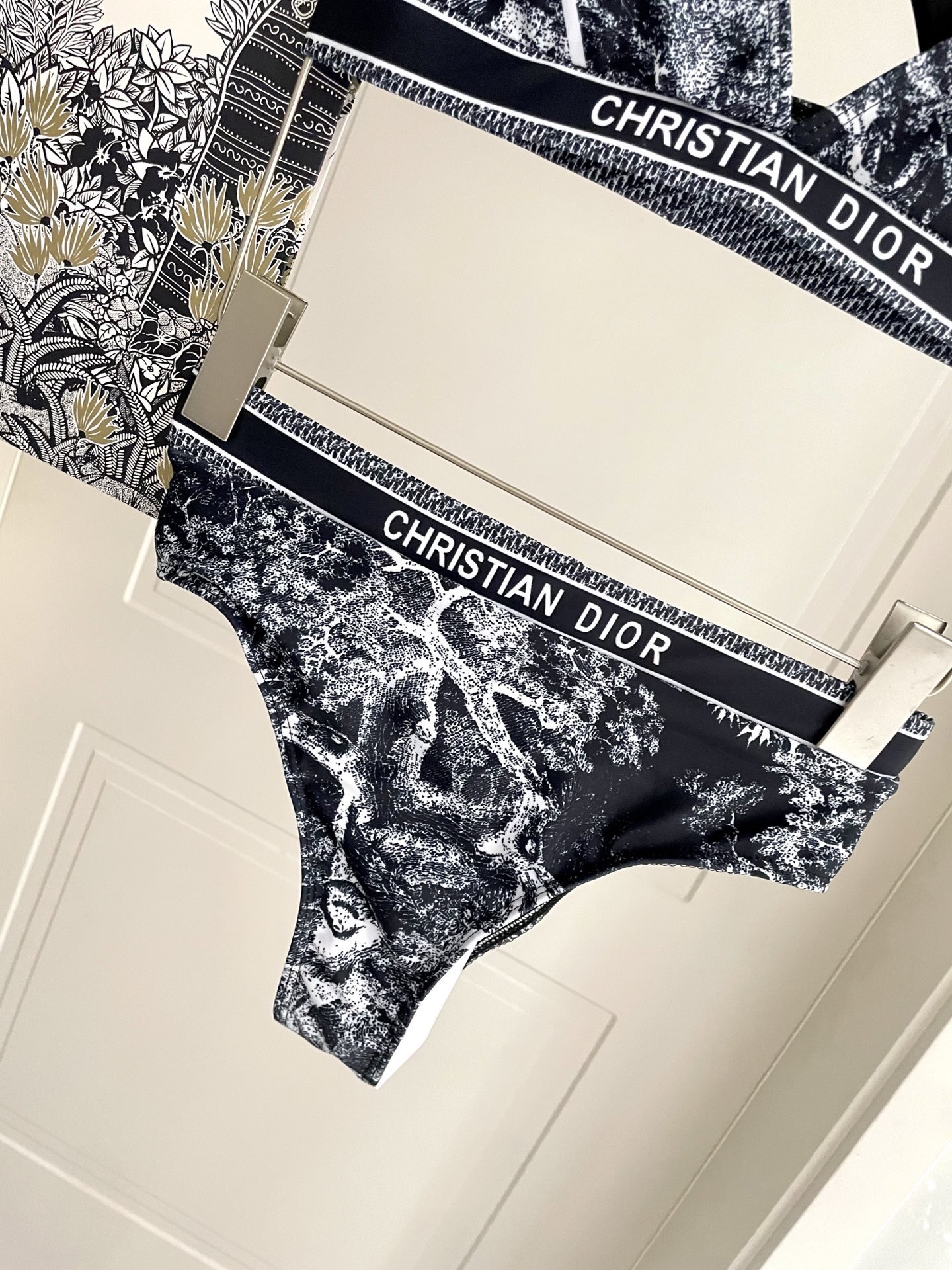 迪奥新款分体 时尚潮流款 😍🥰适合多种场景的游泳衣🏊‍♀️海边 游泳池 温泉 水上乐园 漂流都可以😌内搭