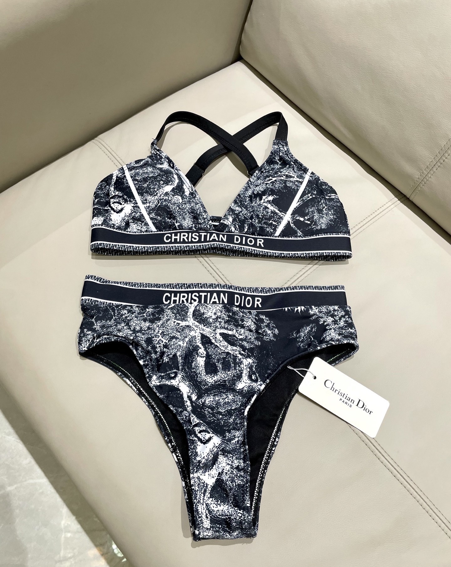 迪奥新款分体 时尚潮流款 😍🥰适合多种场景的游泳衣🏊‍♀️海边 游泳池 温泉 水上乐园 漂流都可以😌内搭