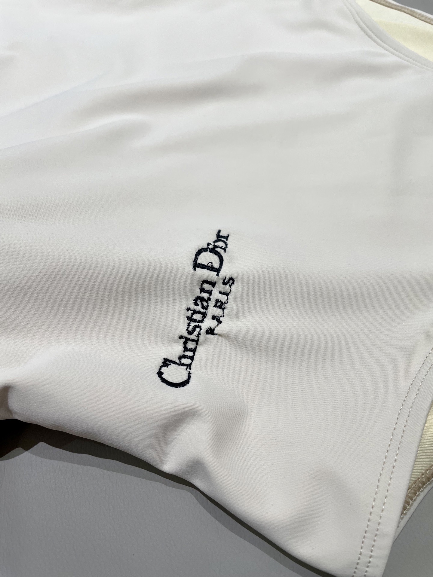 迪奥新款连体 时尚潮流款 😍🥰适合多种场景的游泳衣🏊‍♀️海边 游泳池 温泉 水上乐园 漂流都可以😌内搭