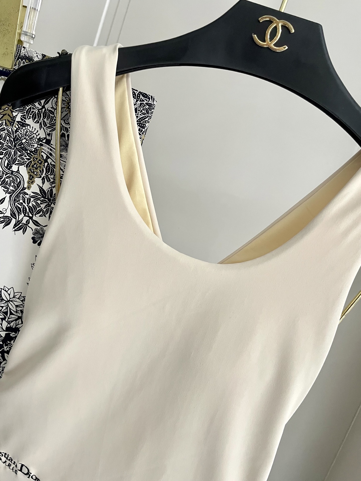 迪奥新款连体 时尚潮流款 😍🥰适合多种场景的游泳衣🏊‍♀️海边 游泳池 温泉 水上乐园 漂流都可以😌内搭