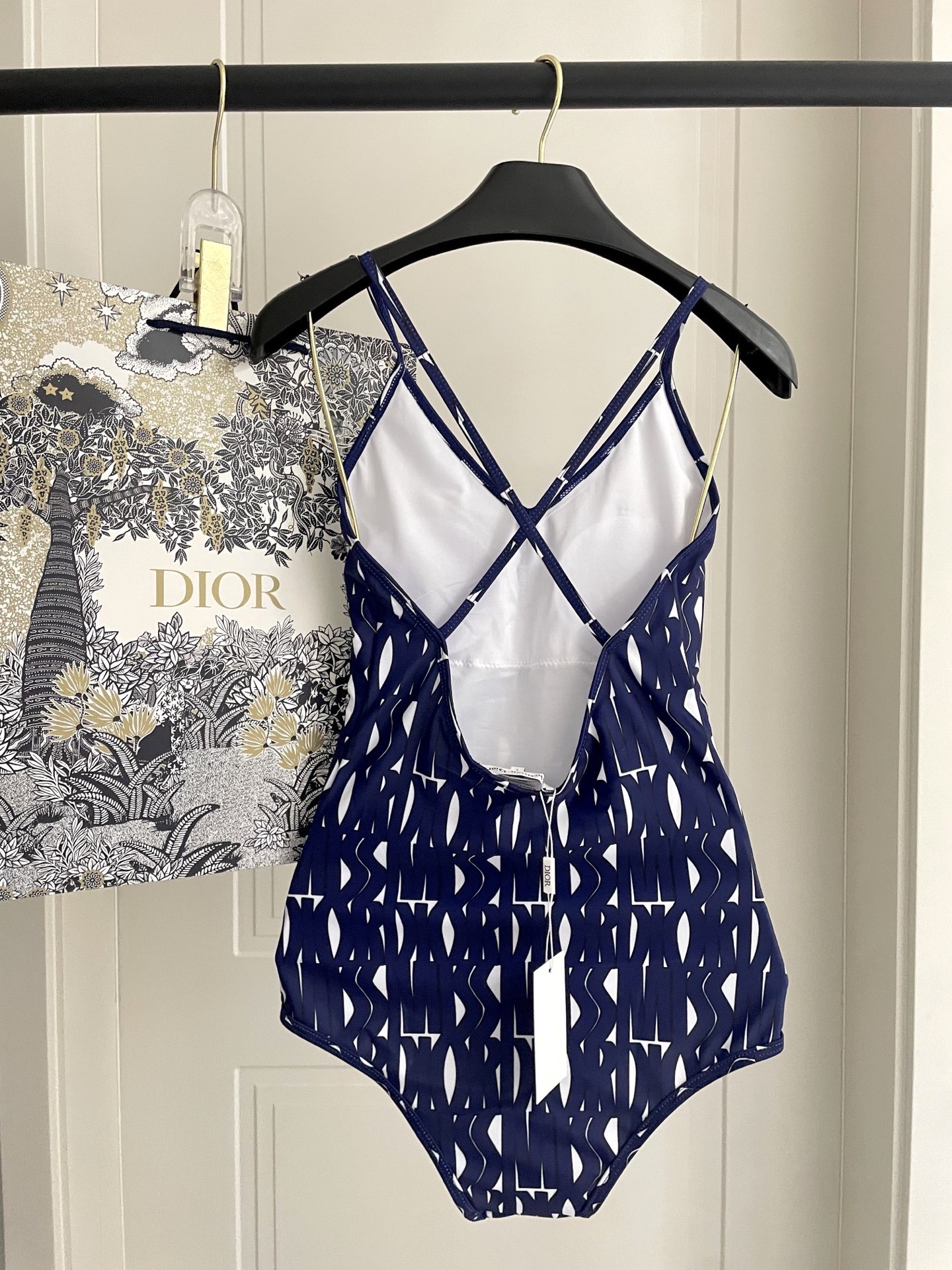 迪奥新款连体 时尚潮流款 😍🥰适合多种场景的游泳衣🏊‍♀️海边 游泳池 温泉 水上乐园 漂流都可以😌内搭