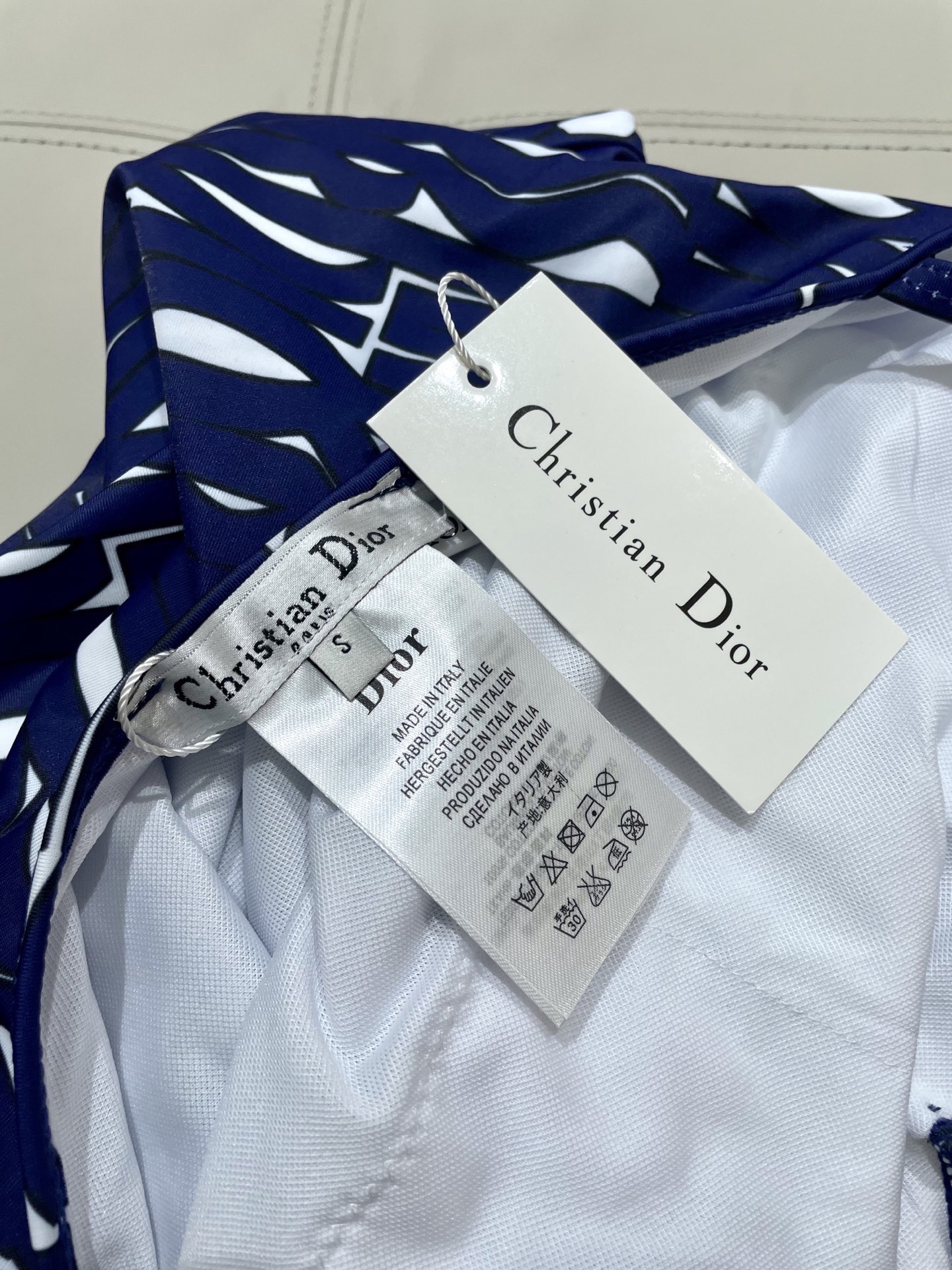 迪奥新款连体 时尚潮流款 😍🥰适合多种场景的游泳衣🏊‍♀️海边 游泳池 温泉 水上乐园 漂流都可以😌内搭